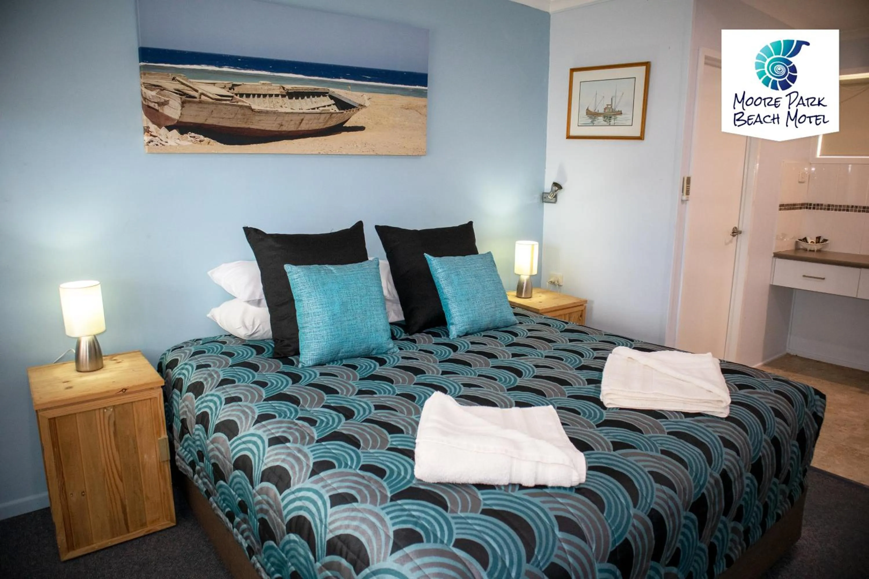 Bed in Moore Park Beach Inn