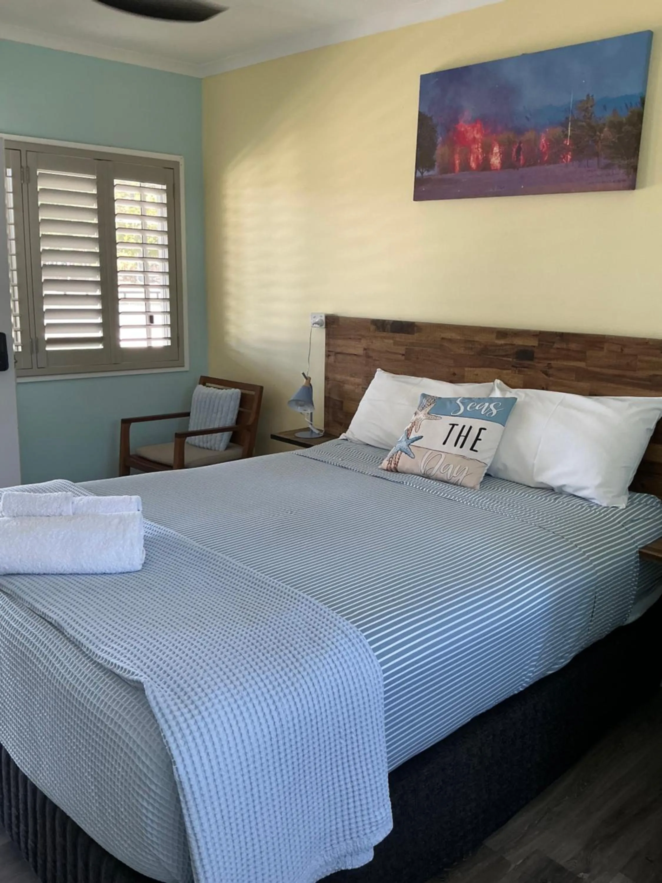 Bed in Moore Park Beach Inn