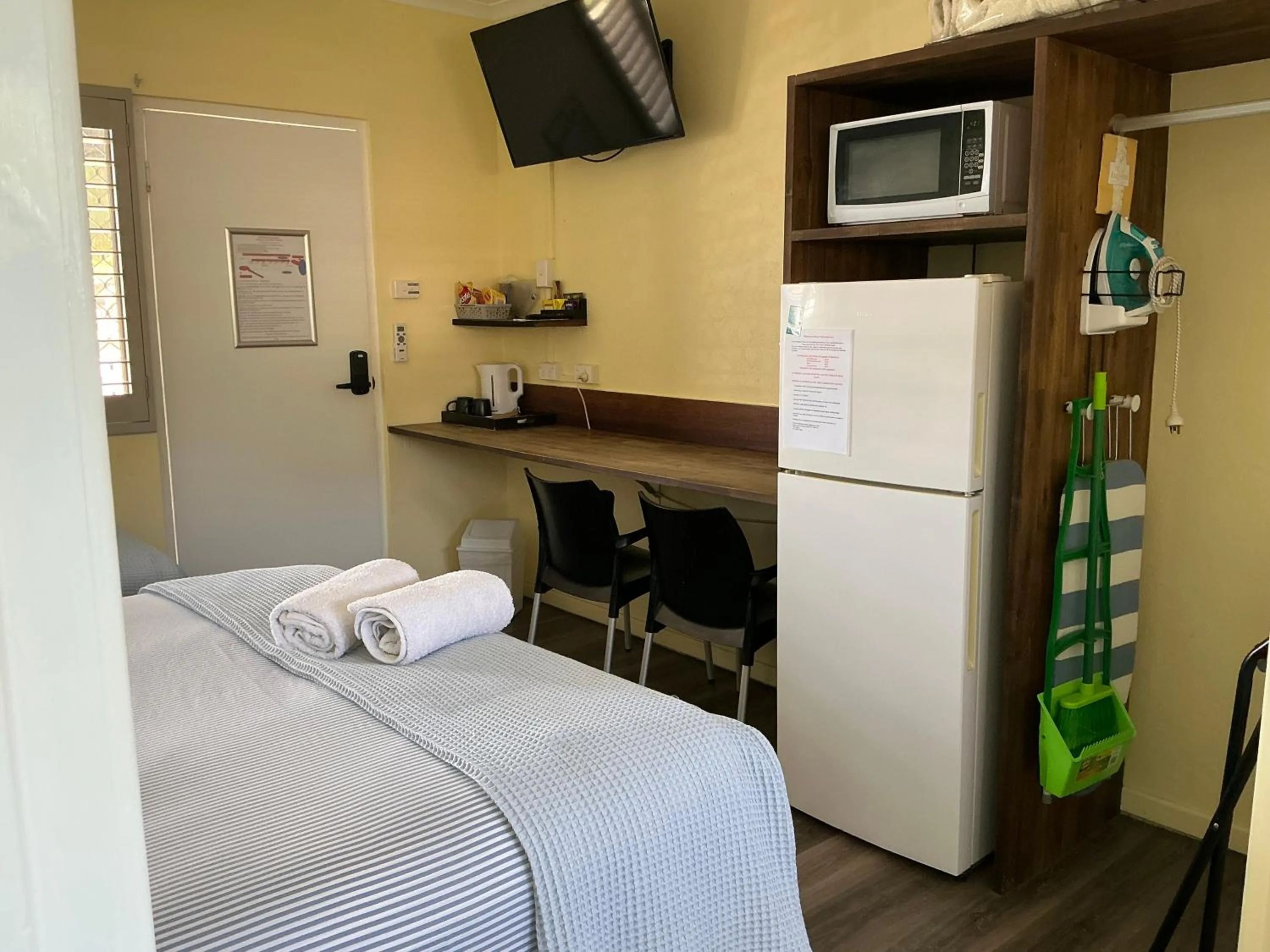 Bed in Moore Park Beach Inn