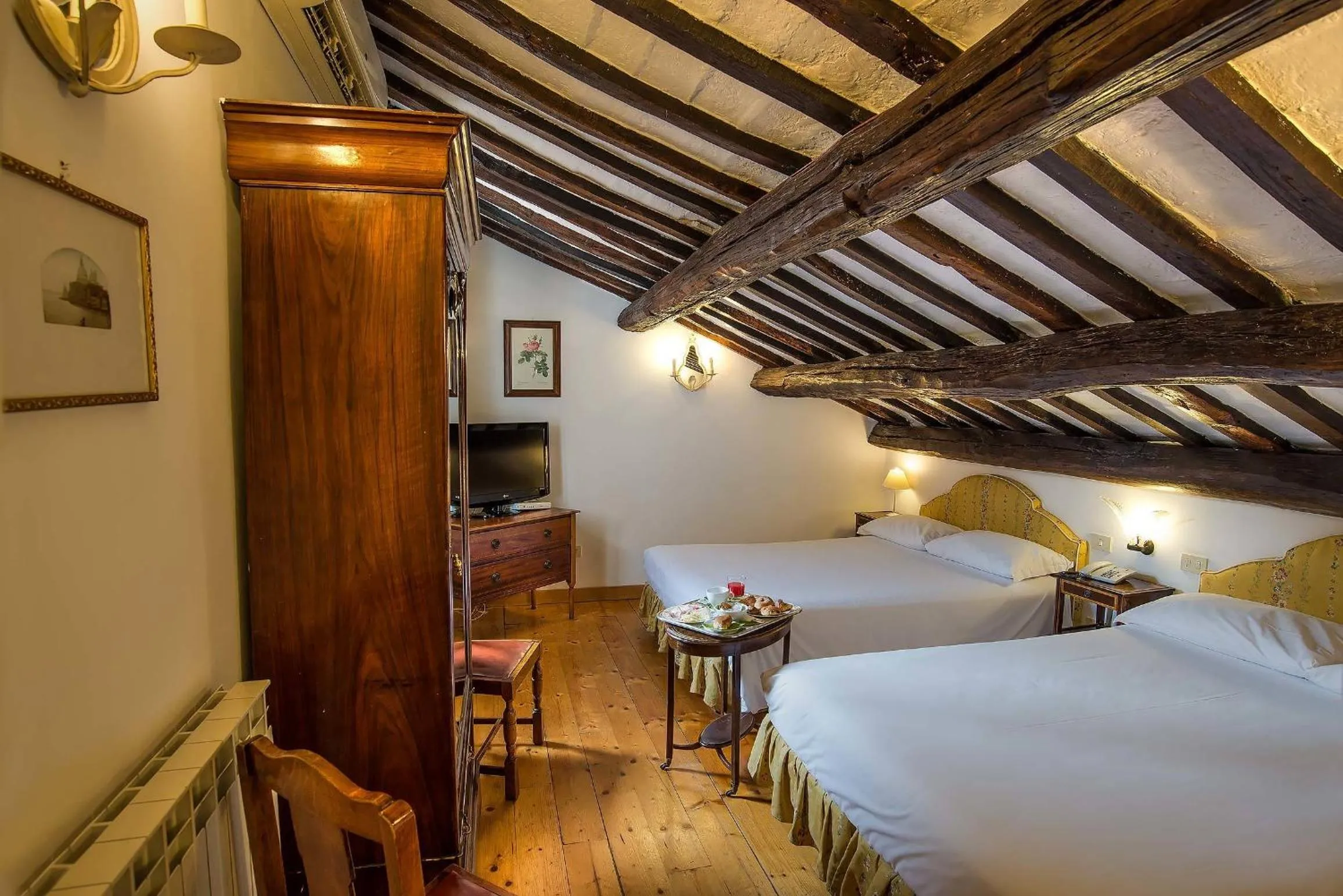 Photo of the whole room, Bed in Hotel Fontana