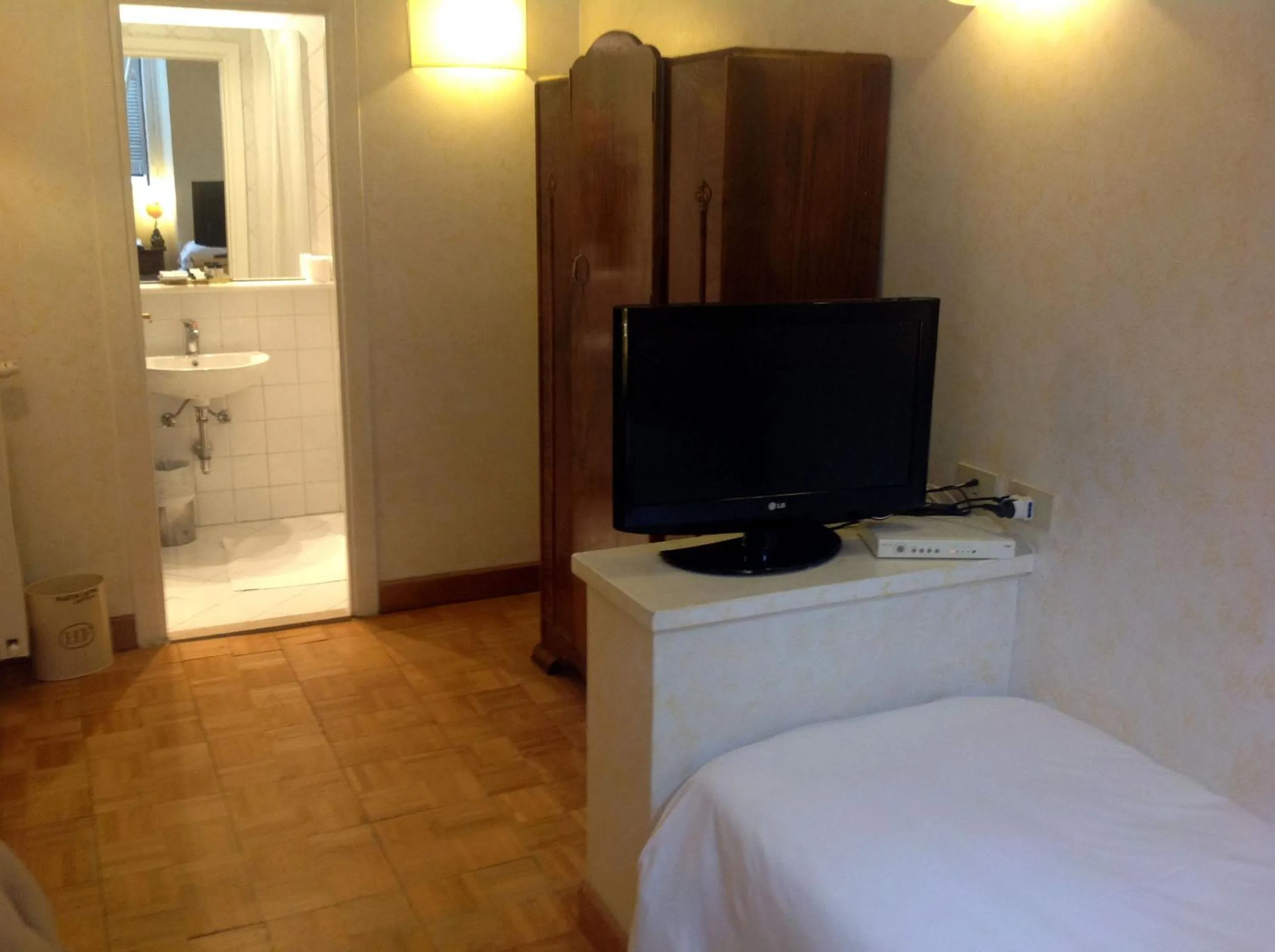 TV and multimedia, Bed in Hotel Fontana