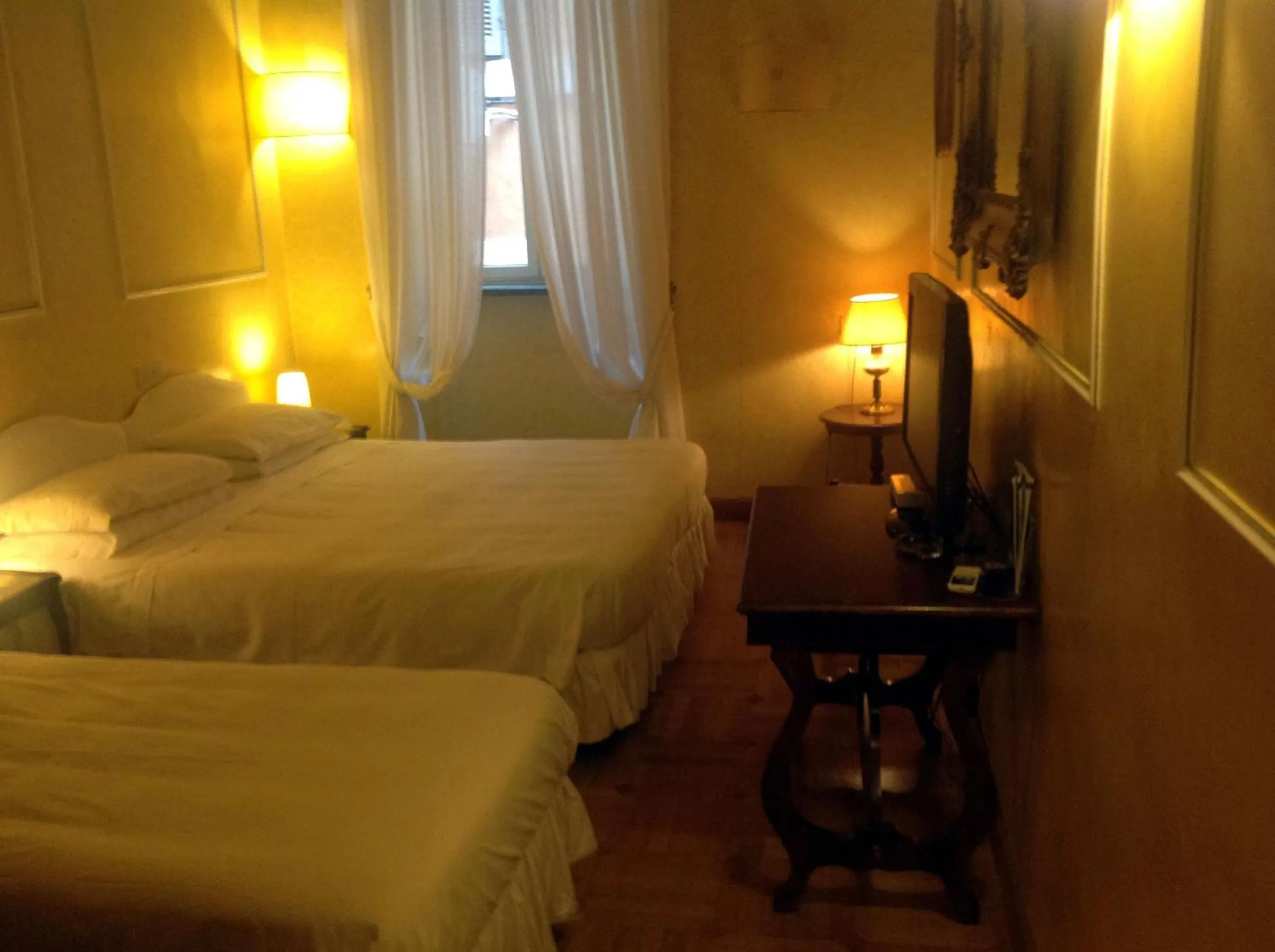 Photo of the whole room, Bed in Hotel Fontana