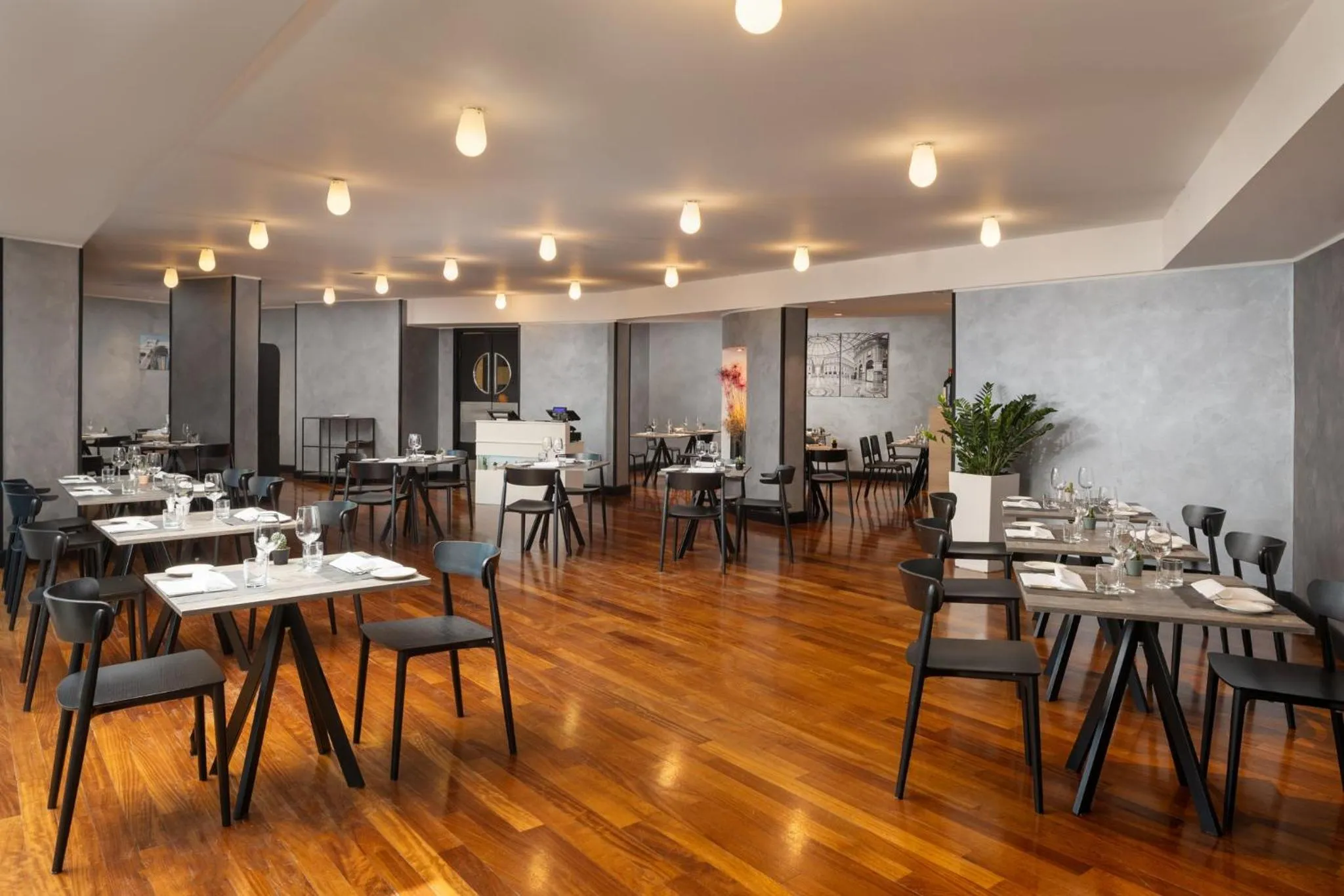Restaurant/places to eat in Crowne Plaza Milan Linate by IHG
