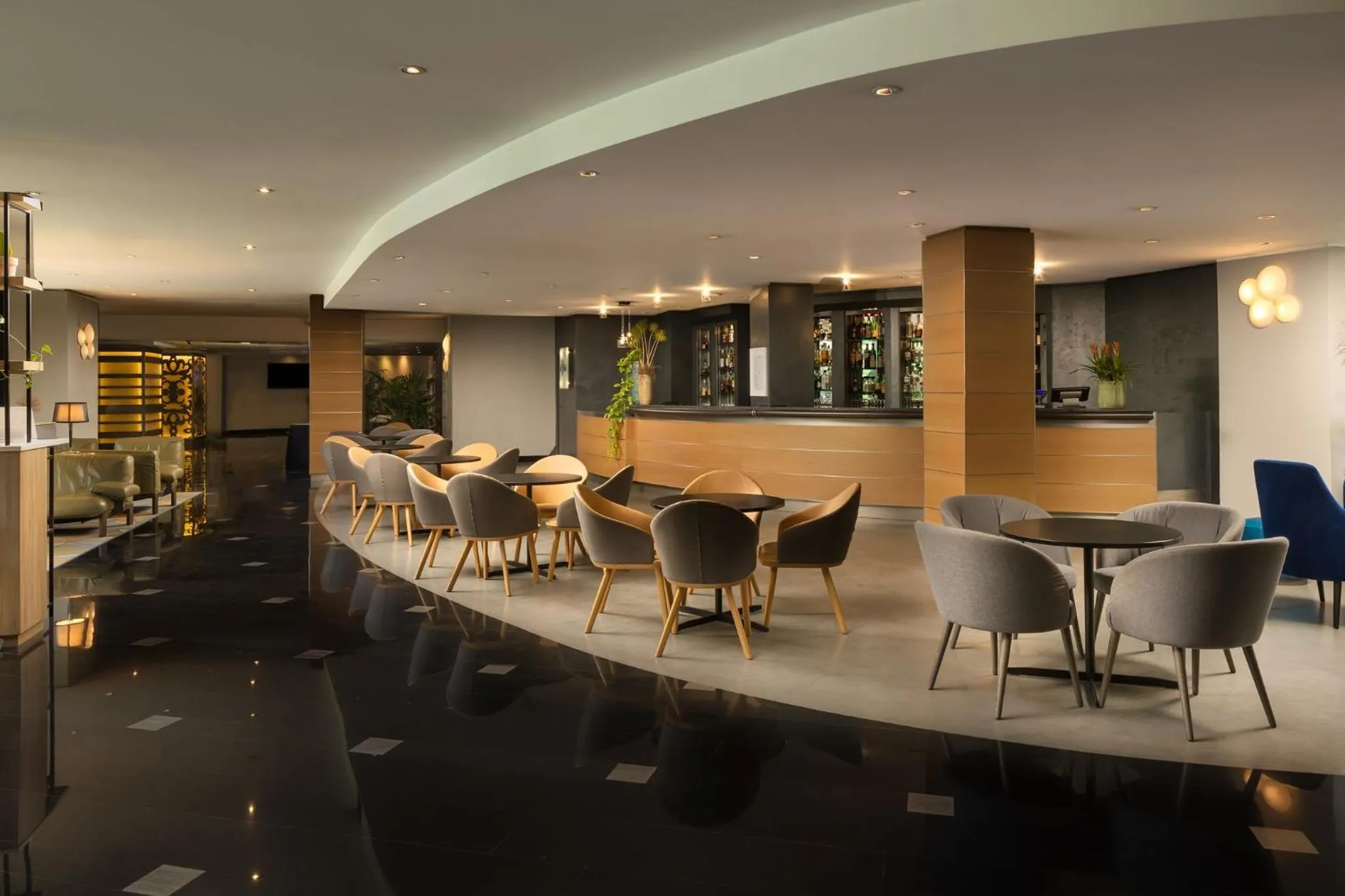 Lounge or bar in Crowne Plaza Milan Linate by IHG