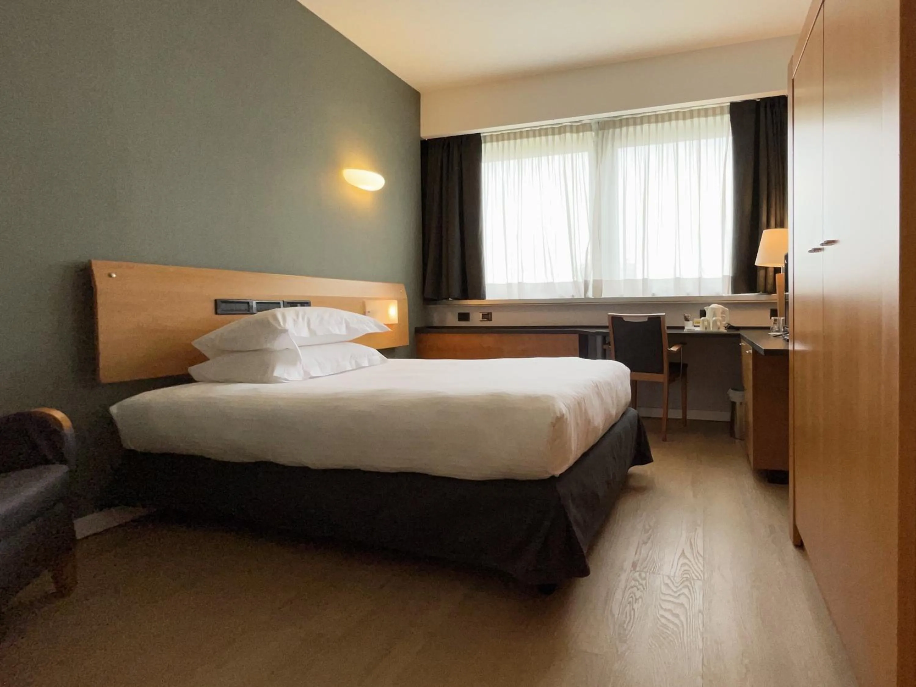 Photo of the whole room, Bed in Crowne Plaza Milan Linate by IHG
