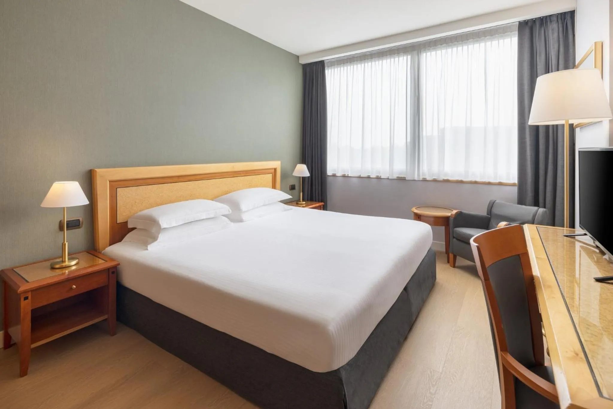 Photo of the whole room, Bed in Crowne Plaza Milan Linate by IHG
