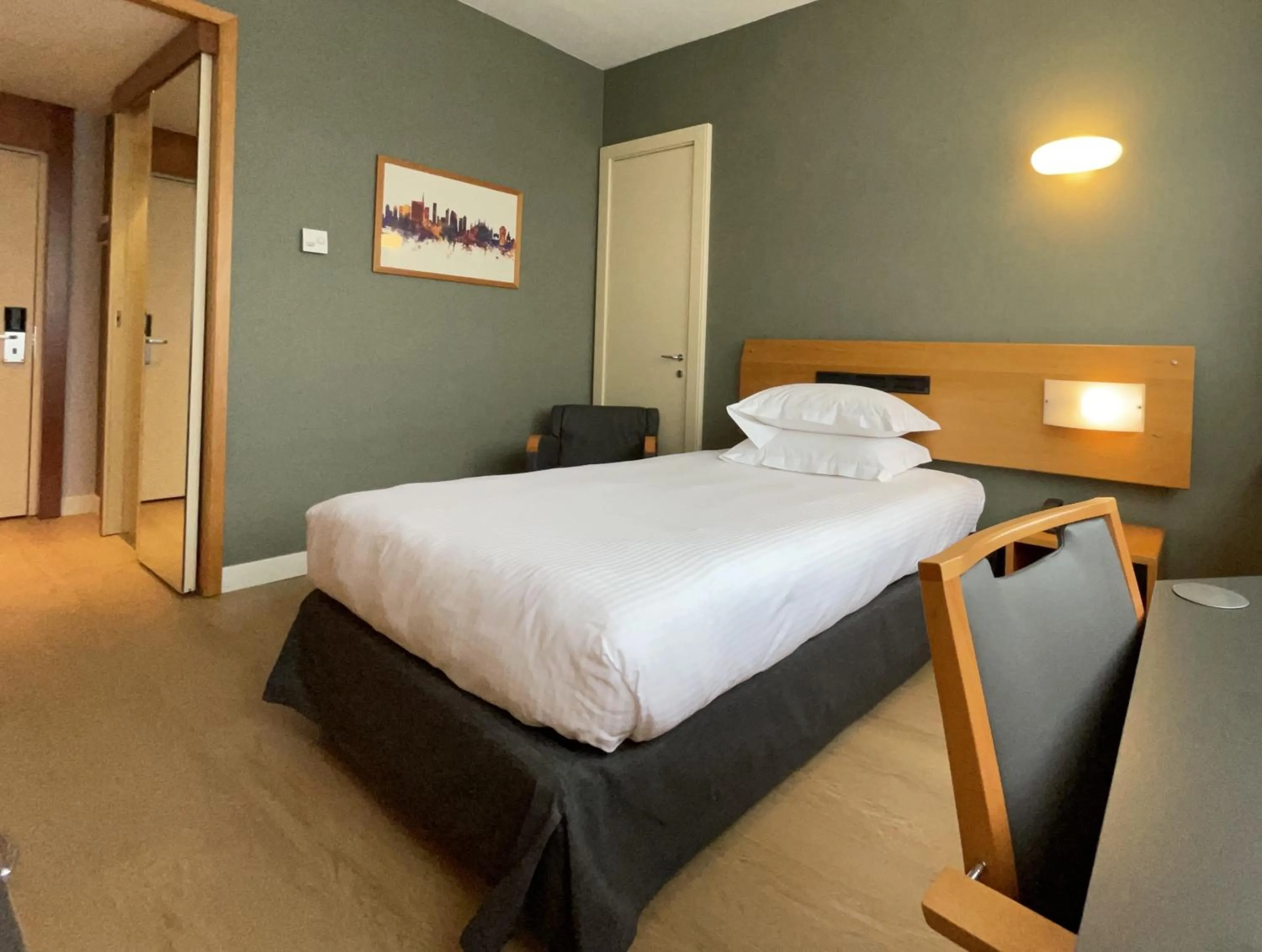 Photo of the whole room, Bed in Crowne Plaza Milan Linate by IHG