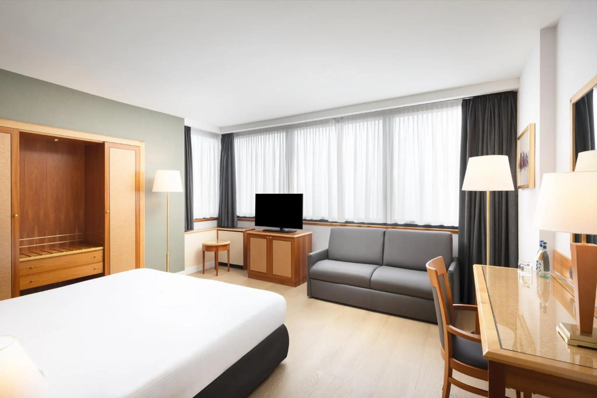 Photo of the whole room, Bed in Crowne Plaza Milan Linate by IHG