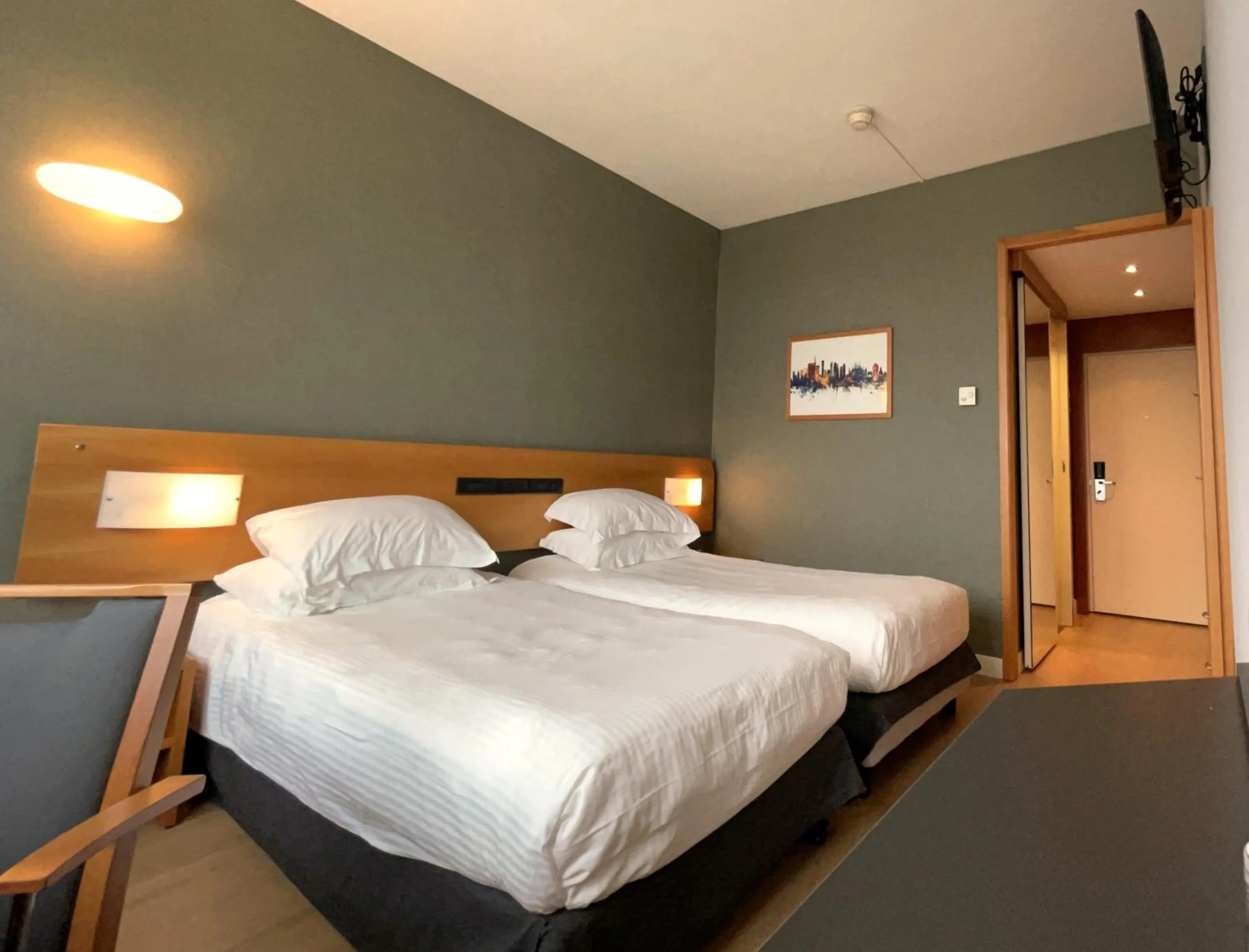 Photo of the whole room, Bed in Crowne Plaza Milan Linate by IHG