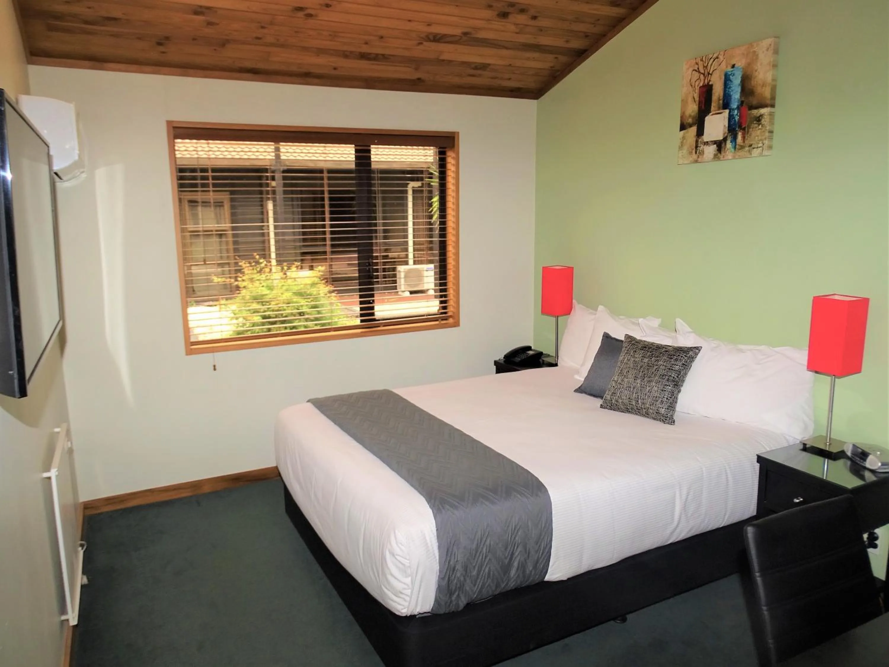 Bed in Riverside Hotel Marlborough