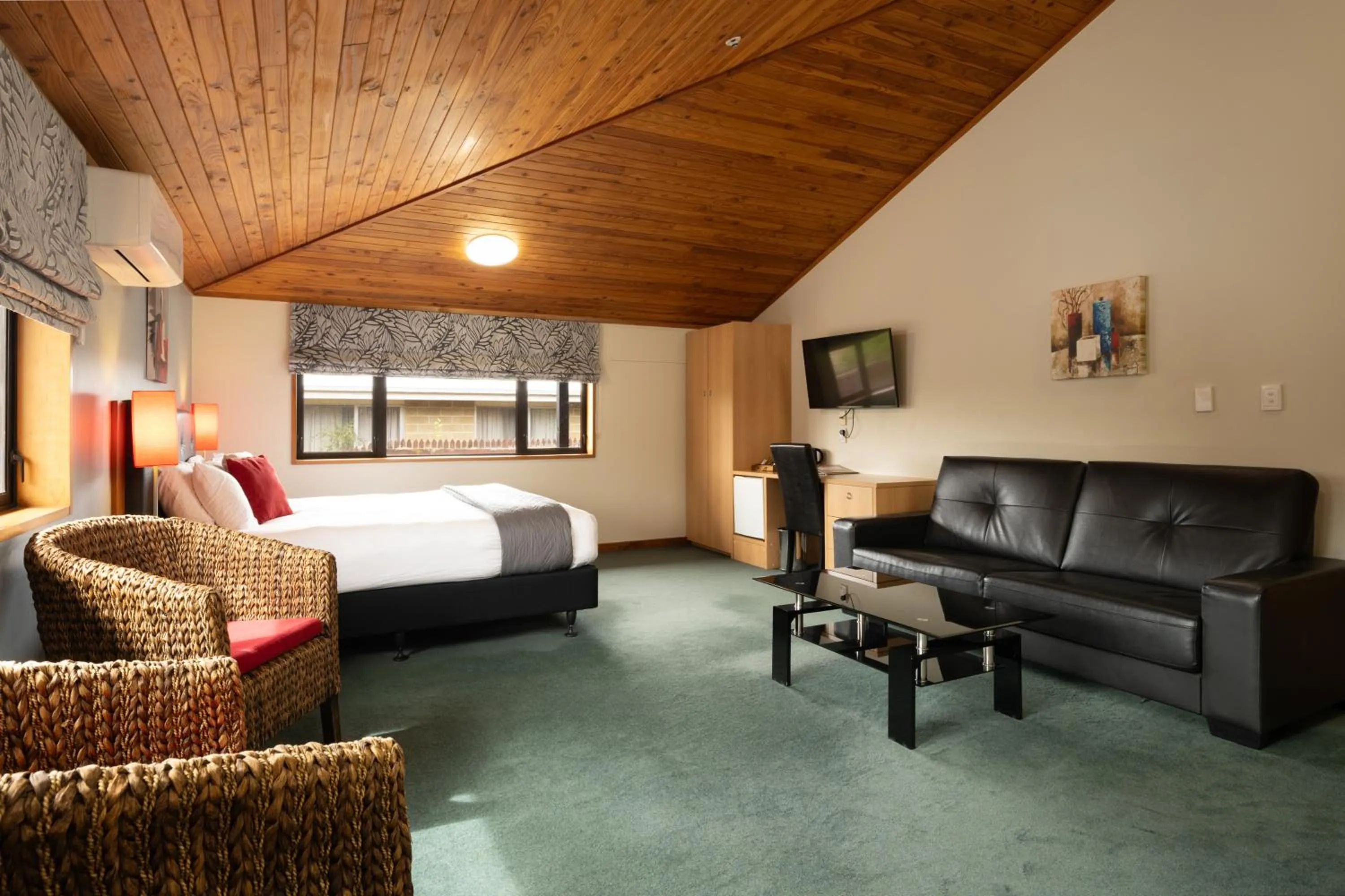 Bed in Riverside Hotel Marlborough