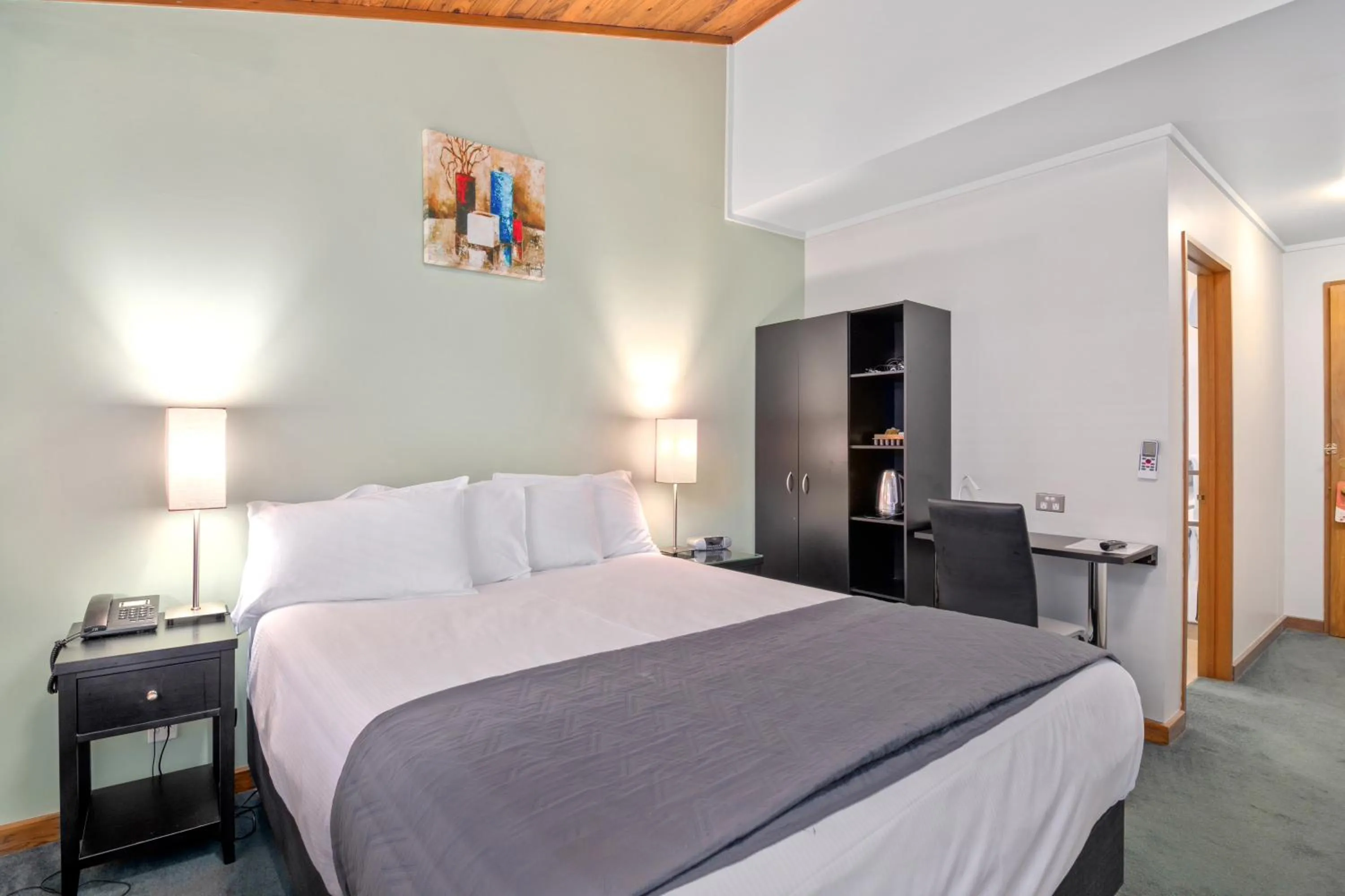 Bed in Riverside Hotel Marlborough