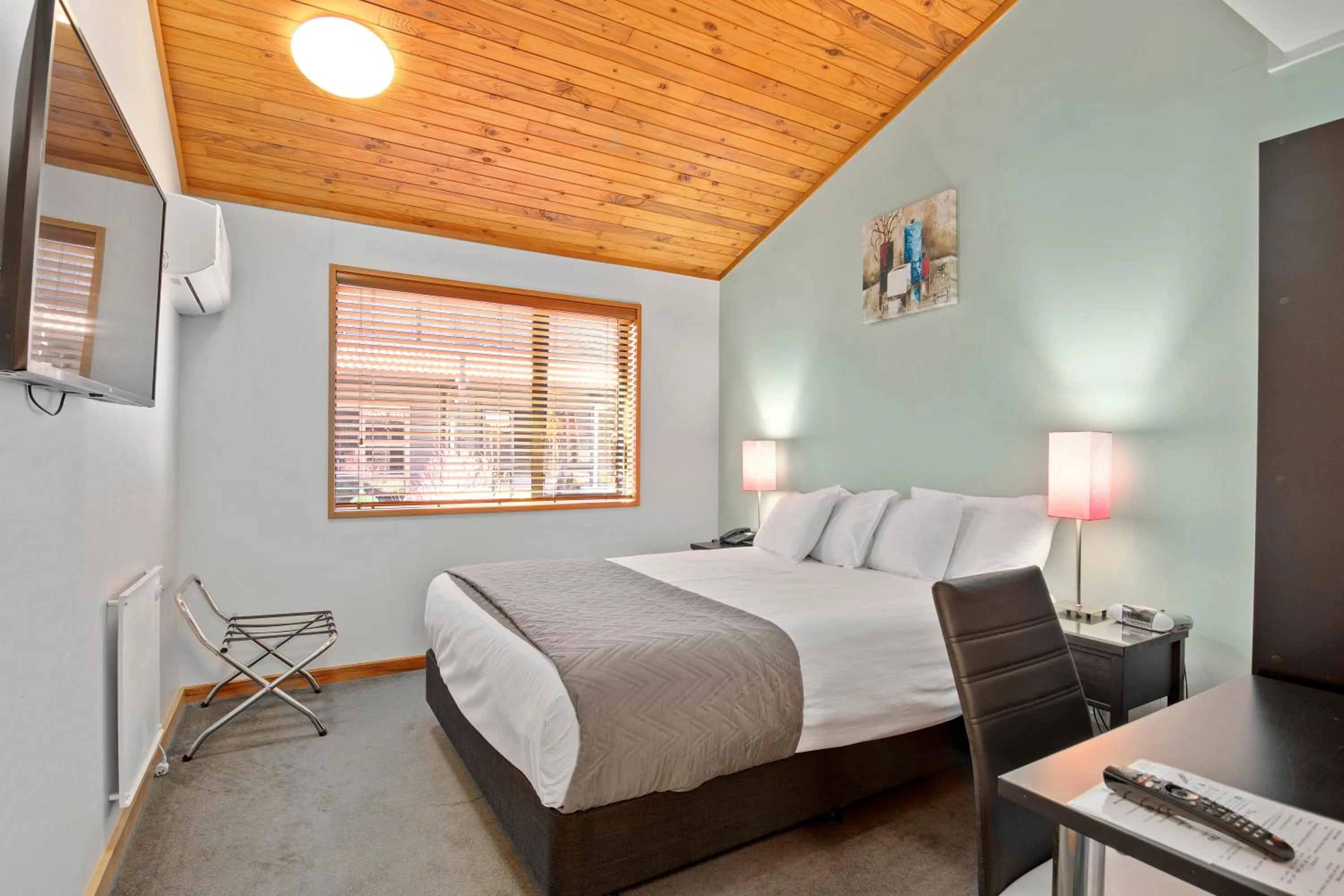 Bed in Riverside Hotel Marlborough