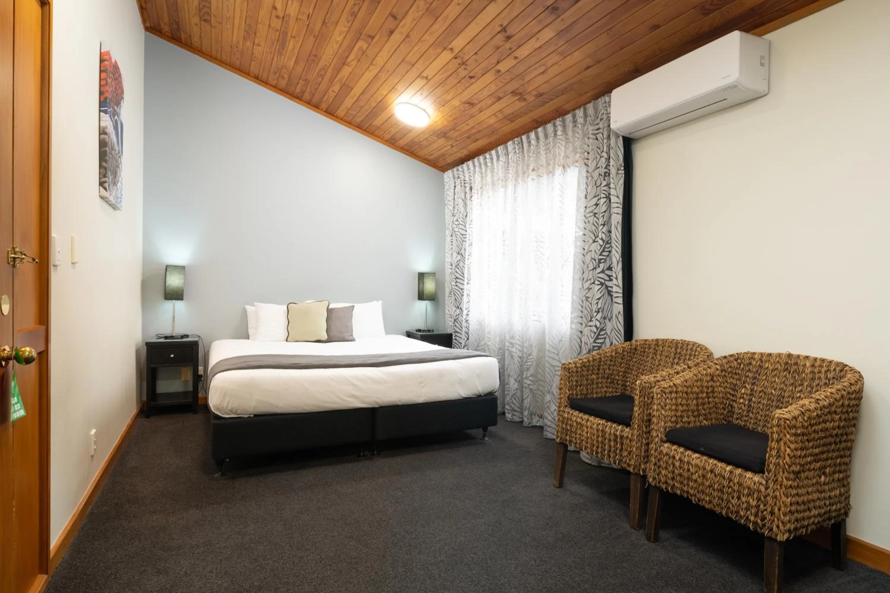 Bed in Riverside Hotel Marlborough