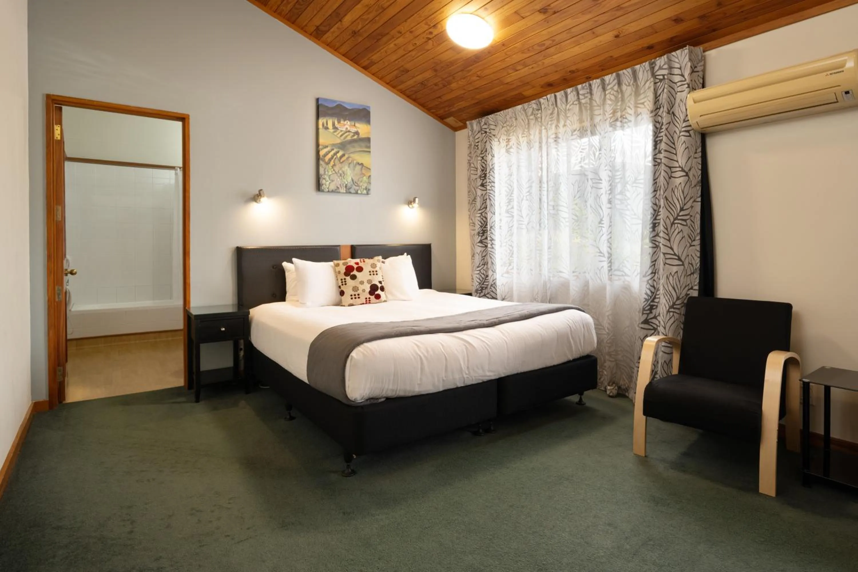 Bed in Riverside Hotel Marlborough