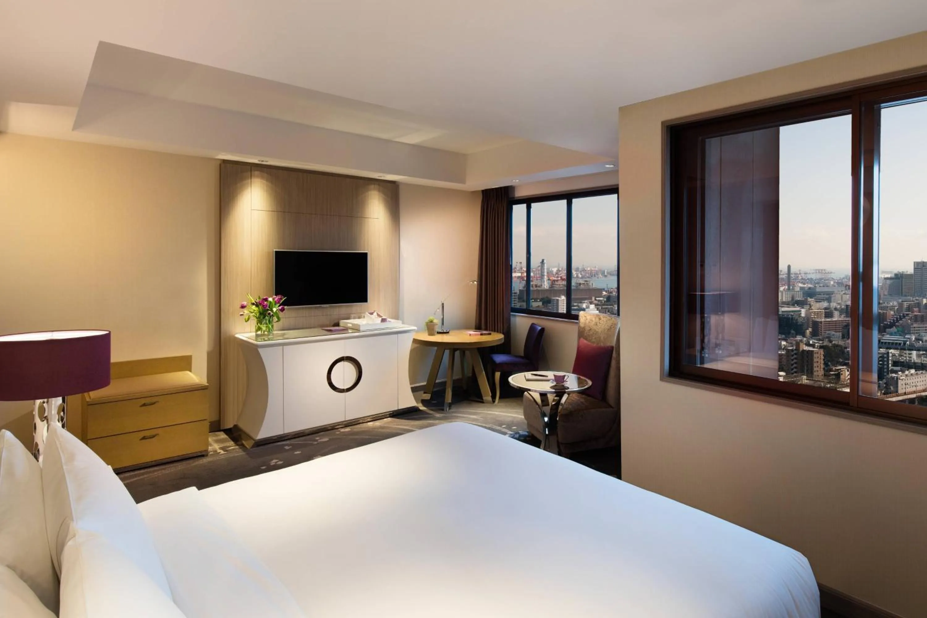 Photo of the whole room, Bed in Tokyo Marriott Hotel