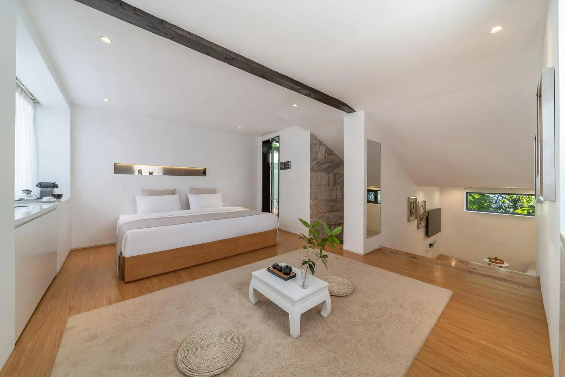 Photo of the whole room, Bed in The Bivou Lijiang