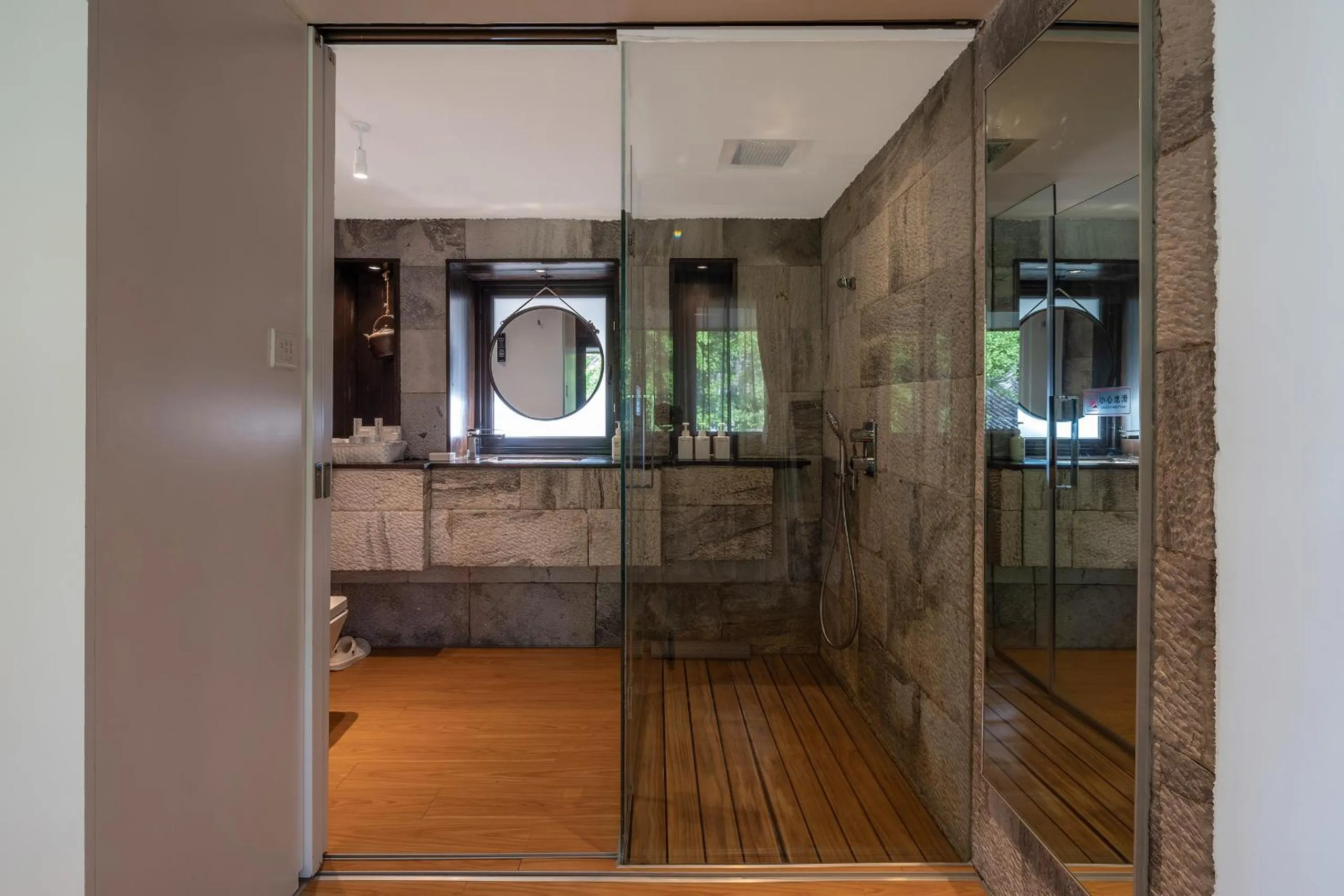 Shower in The Bivou Lijiang