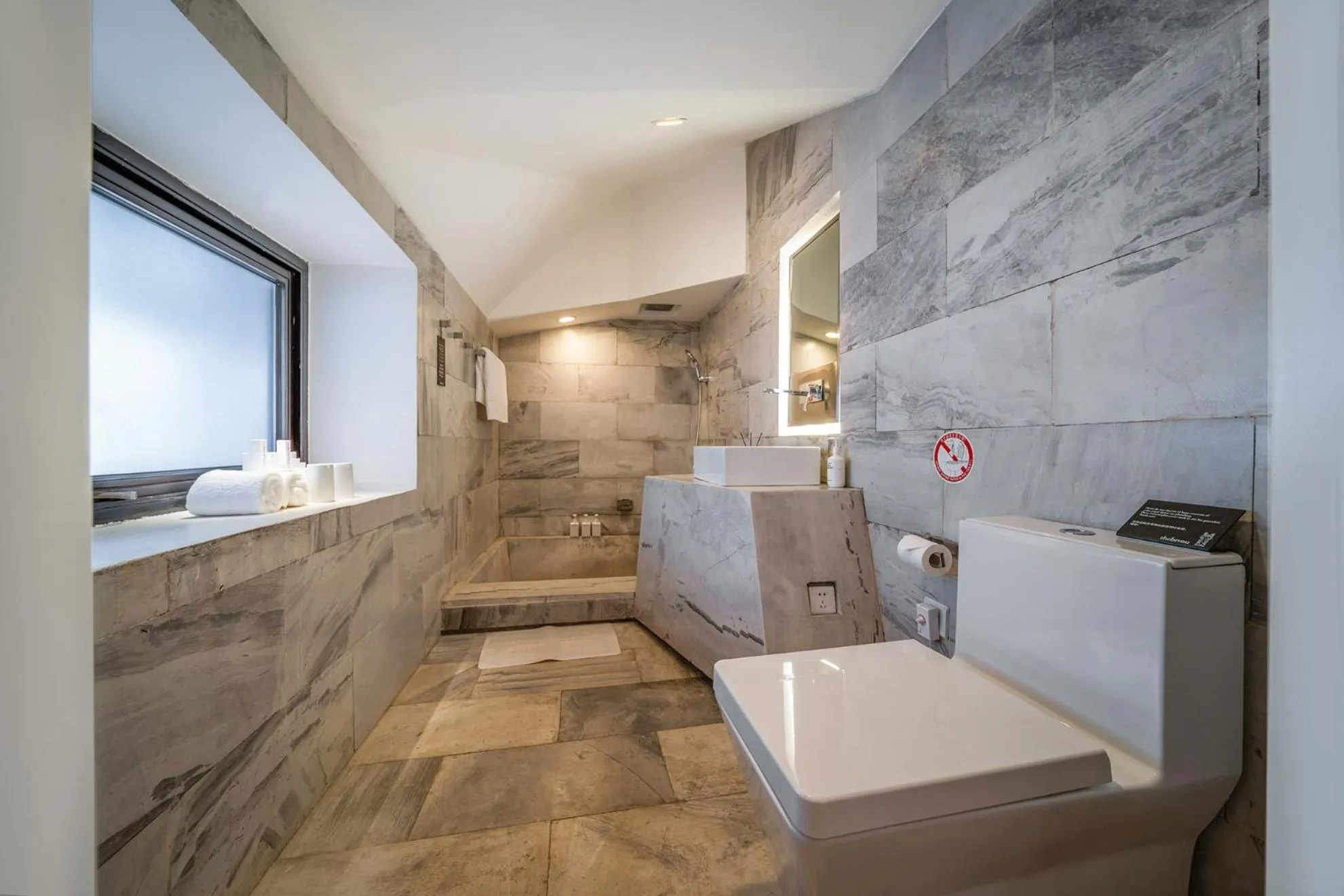 Toilet in The Bivou Lijiang