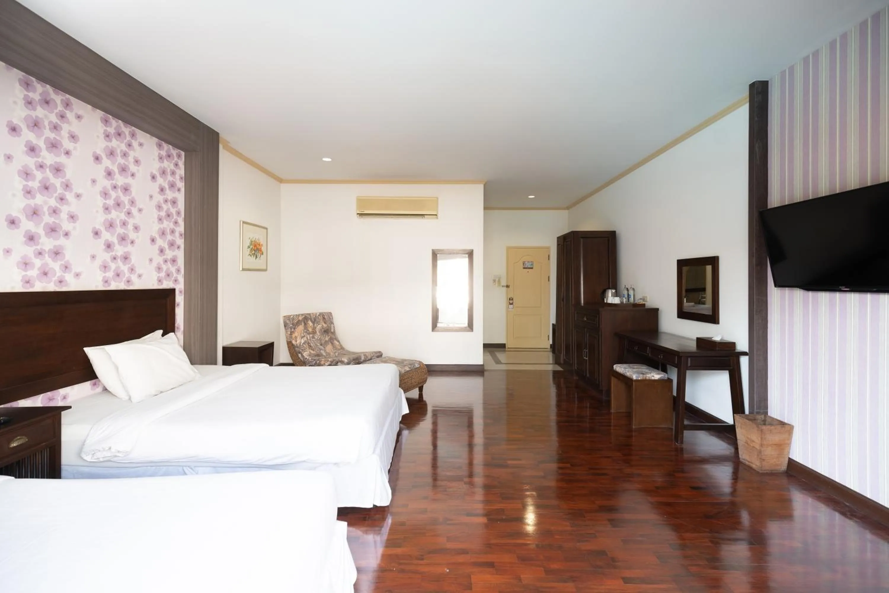 Photo of the whole room, Bed in Thara Cholapruek Resort
