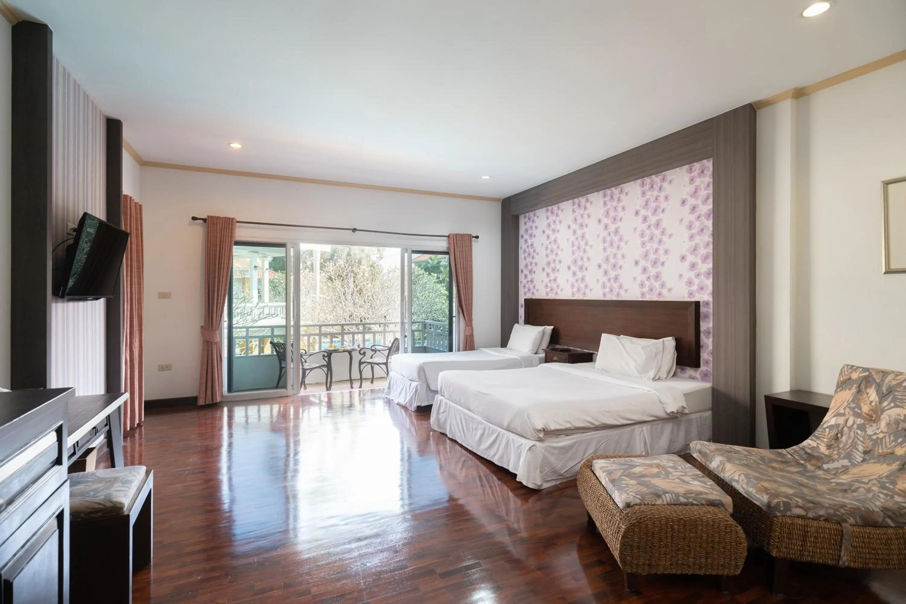 Photo of the whole room, Bed in Thara Cholapruek Resort