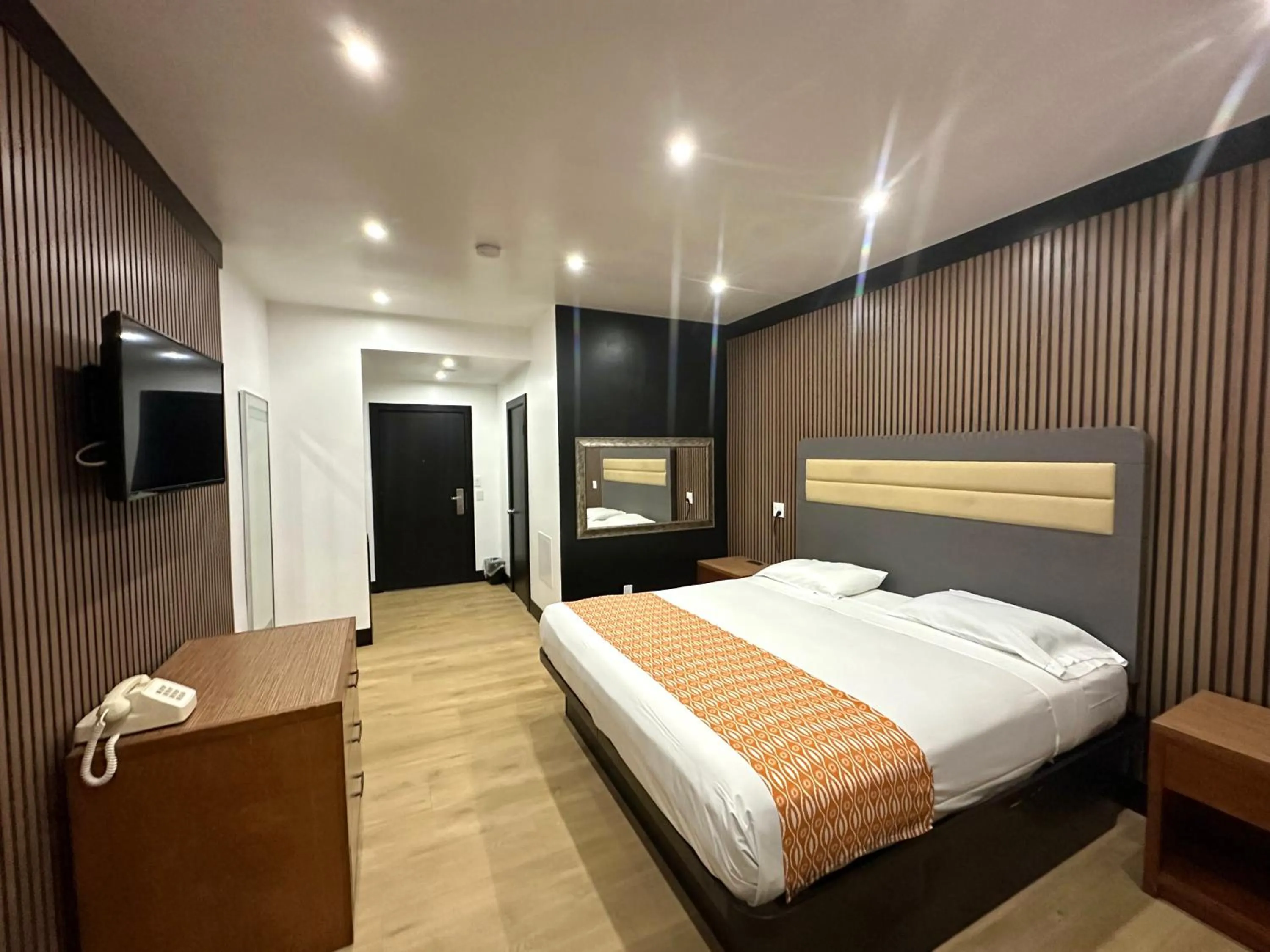 Bed in Casa Playa Inn - Stanton, Anaheim