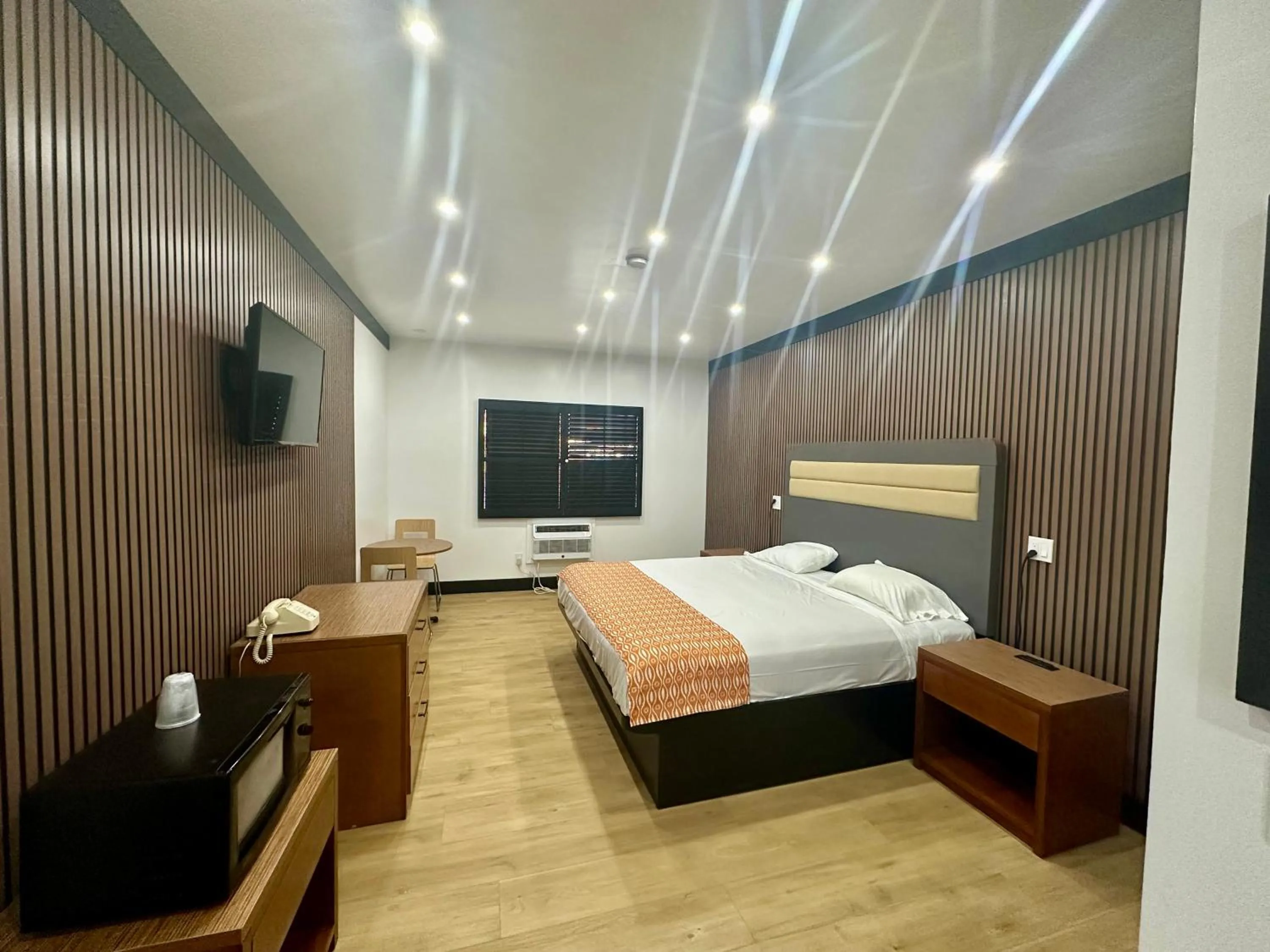 Bed in Casa Playa Inn - Stanton, Anaheim