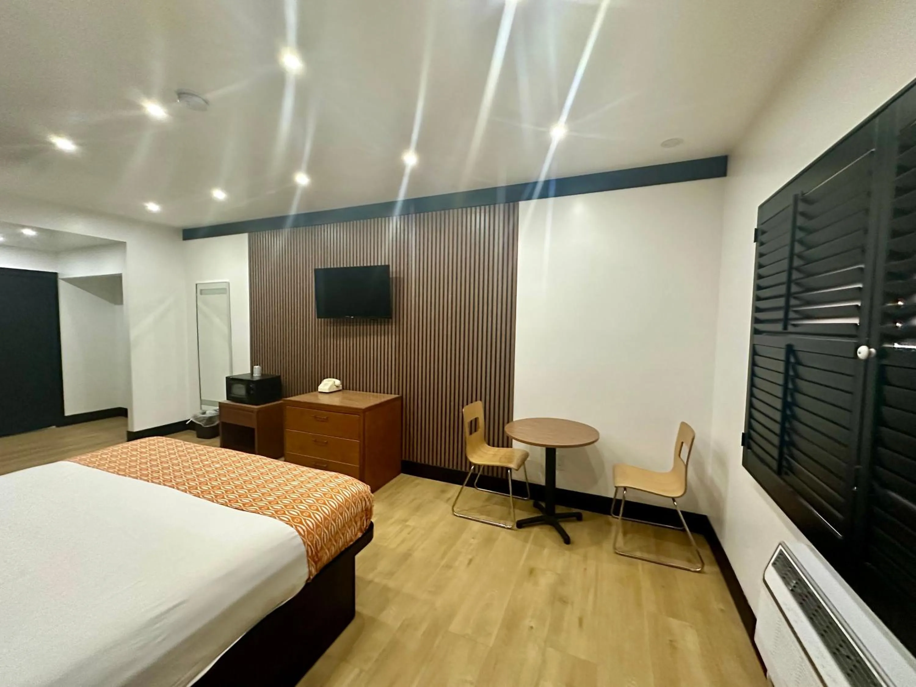 Bed in Casa Playa Inn - Stanton, Anaheim