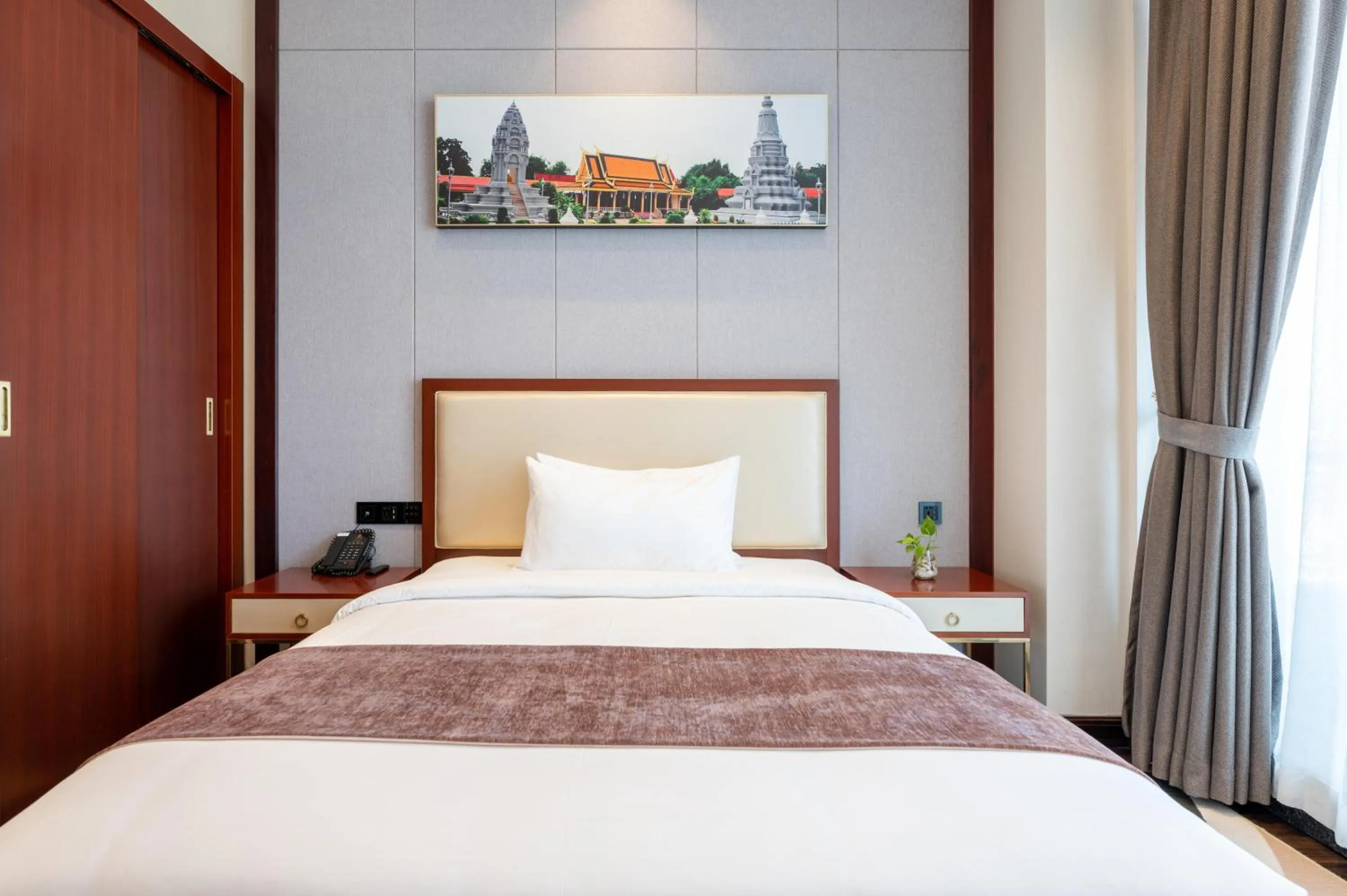 Bed in V V Hotel Battambang