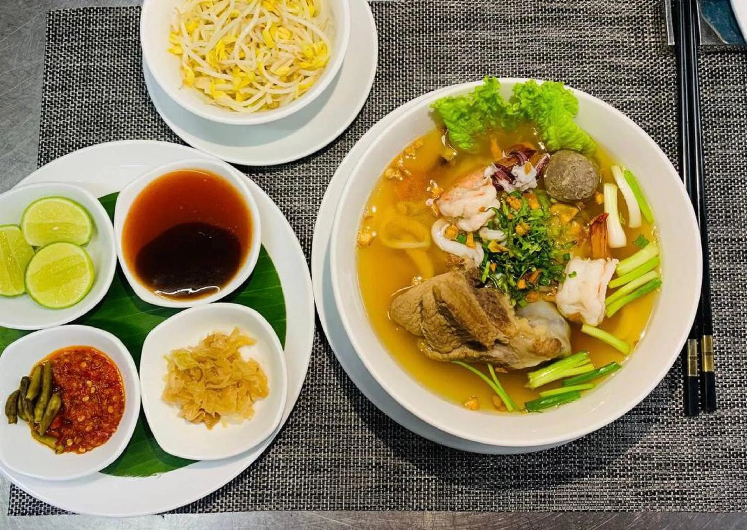 Restaurant/places to eat in V V Hotel Battambang