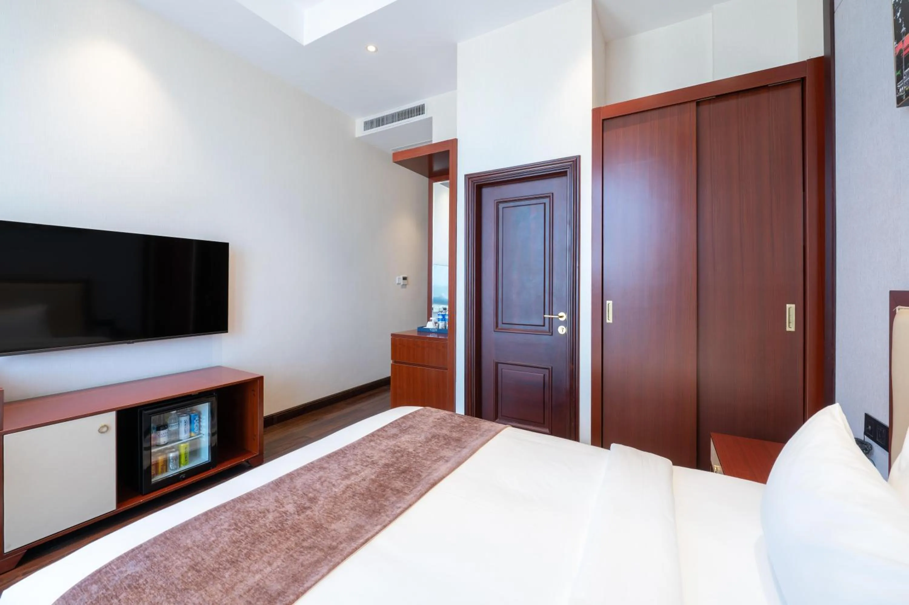 Bed in V V Hotel Battambang