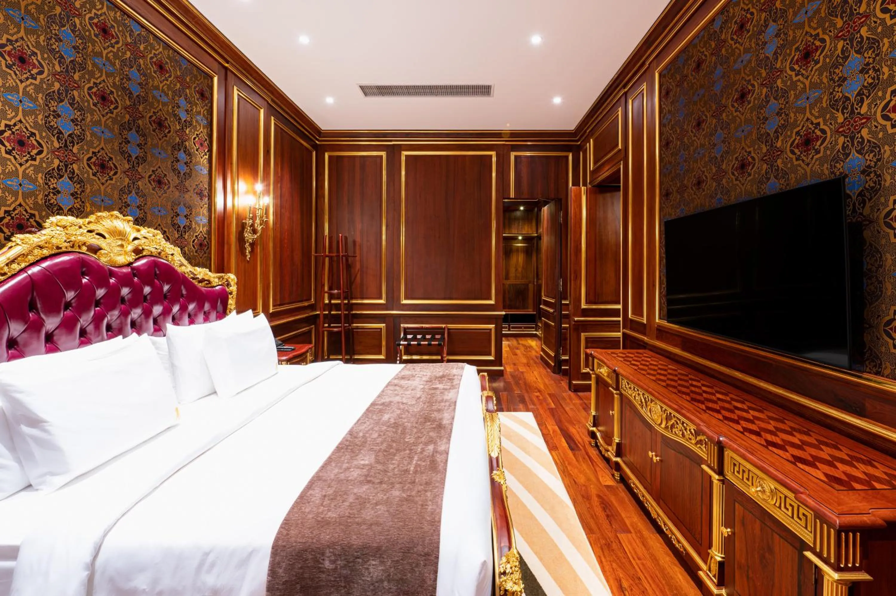 Bed in V V Hotel Battambang