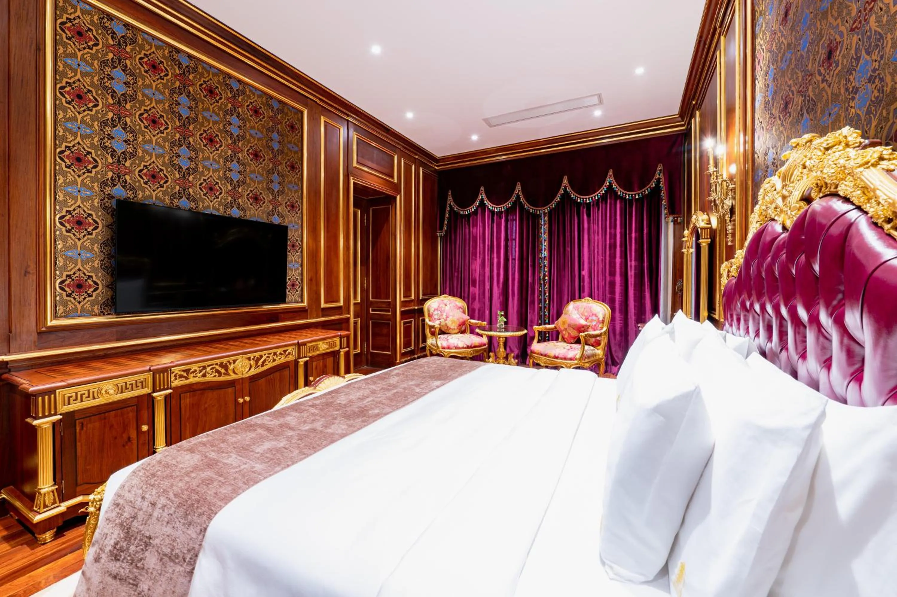 Bed in V V Hotel Battambang