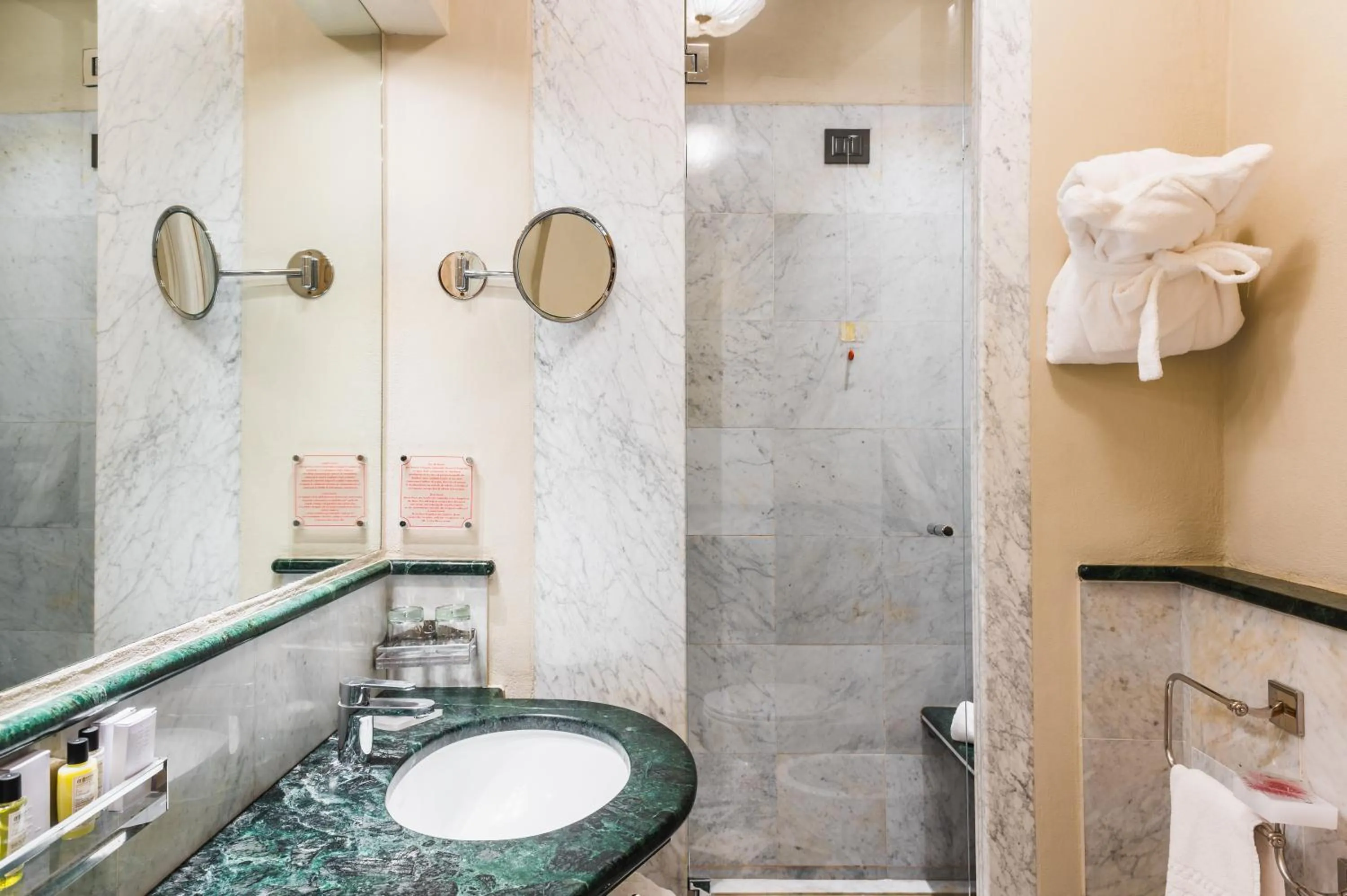 Bathroom in Art Hotel Commercianti