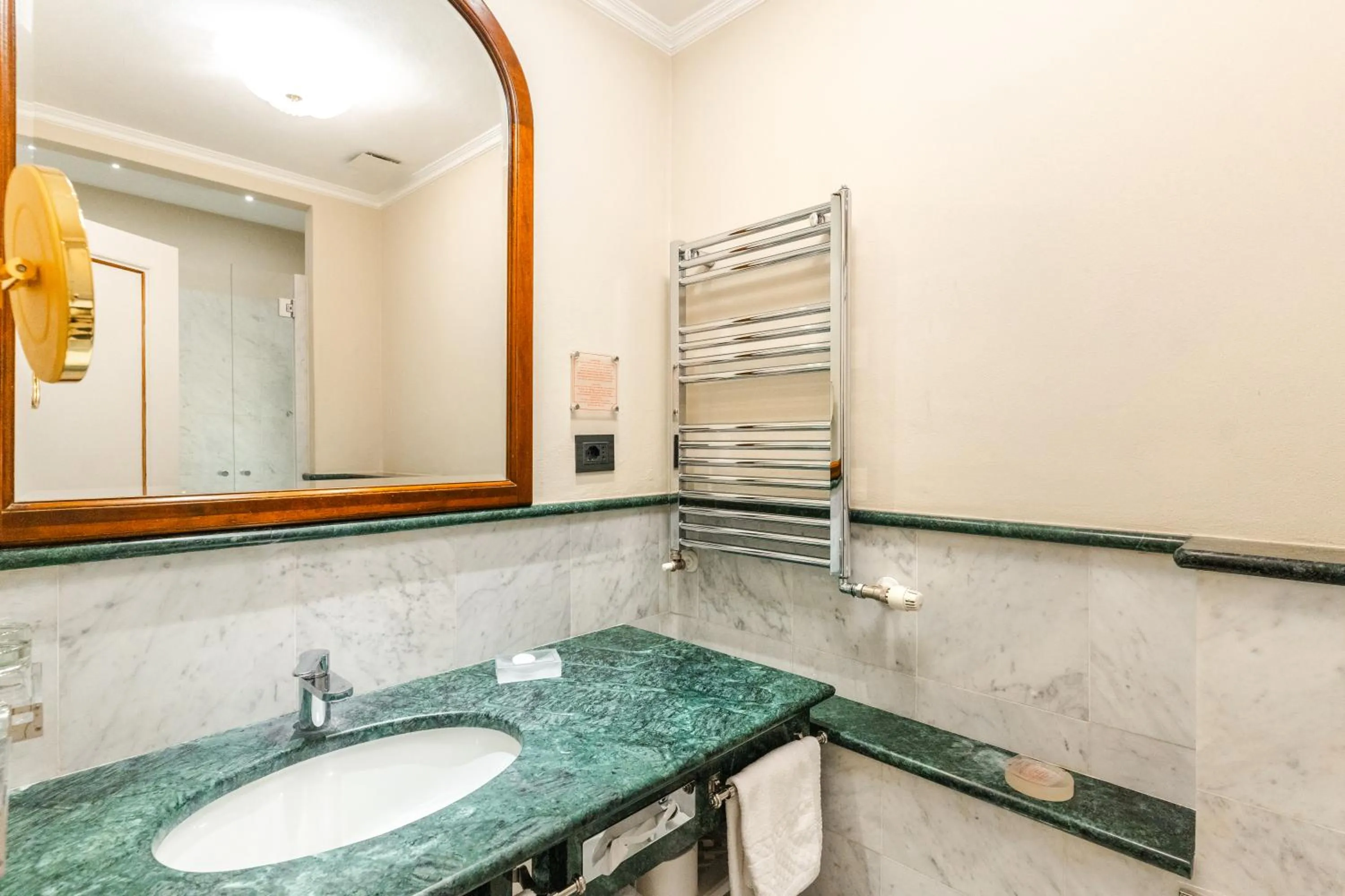 Bathroom in Art Hotel Commercianti