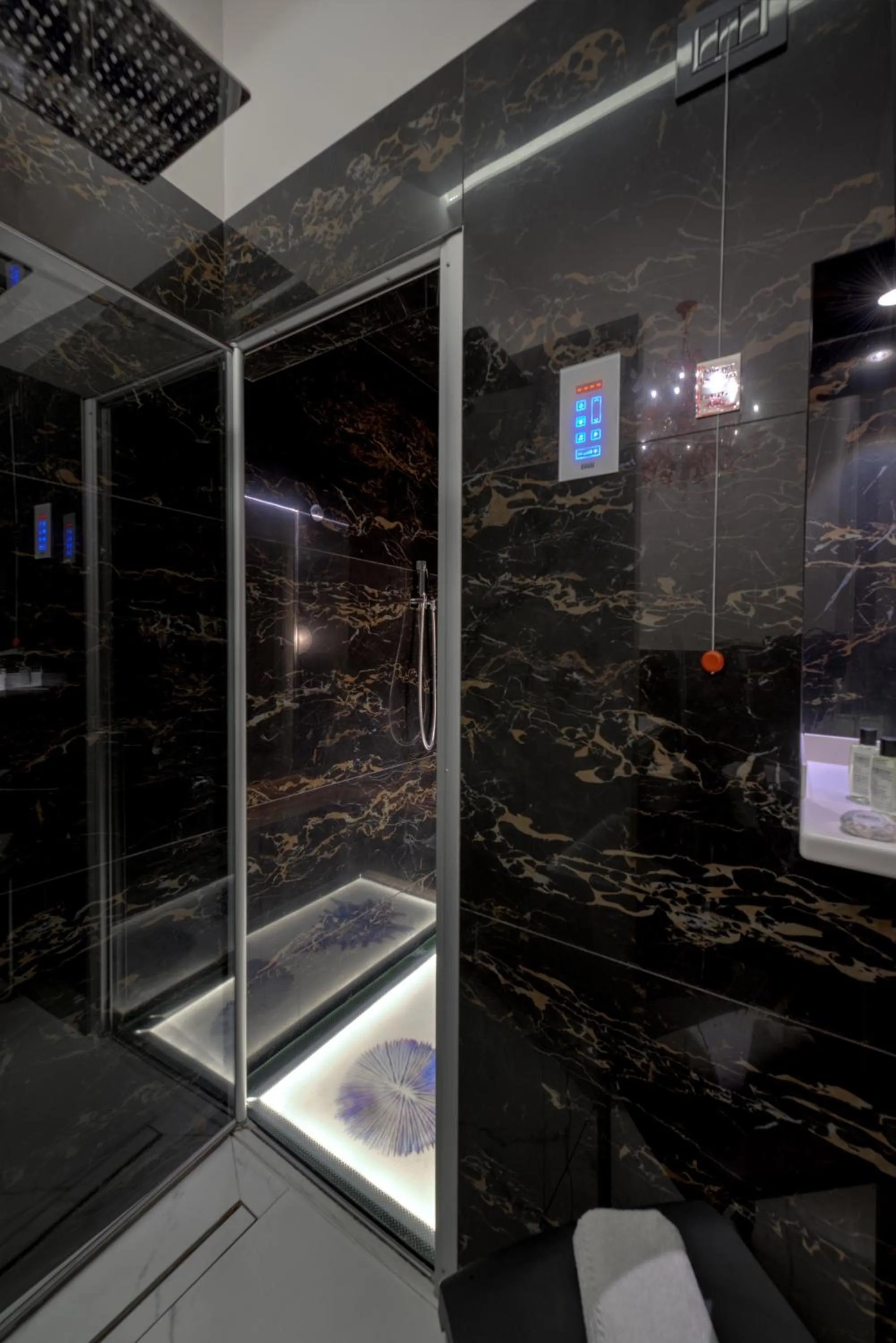 Bathroom in Art Hotel Commercianti