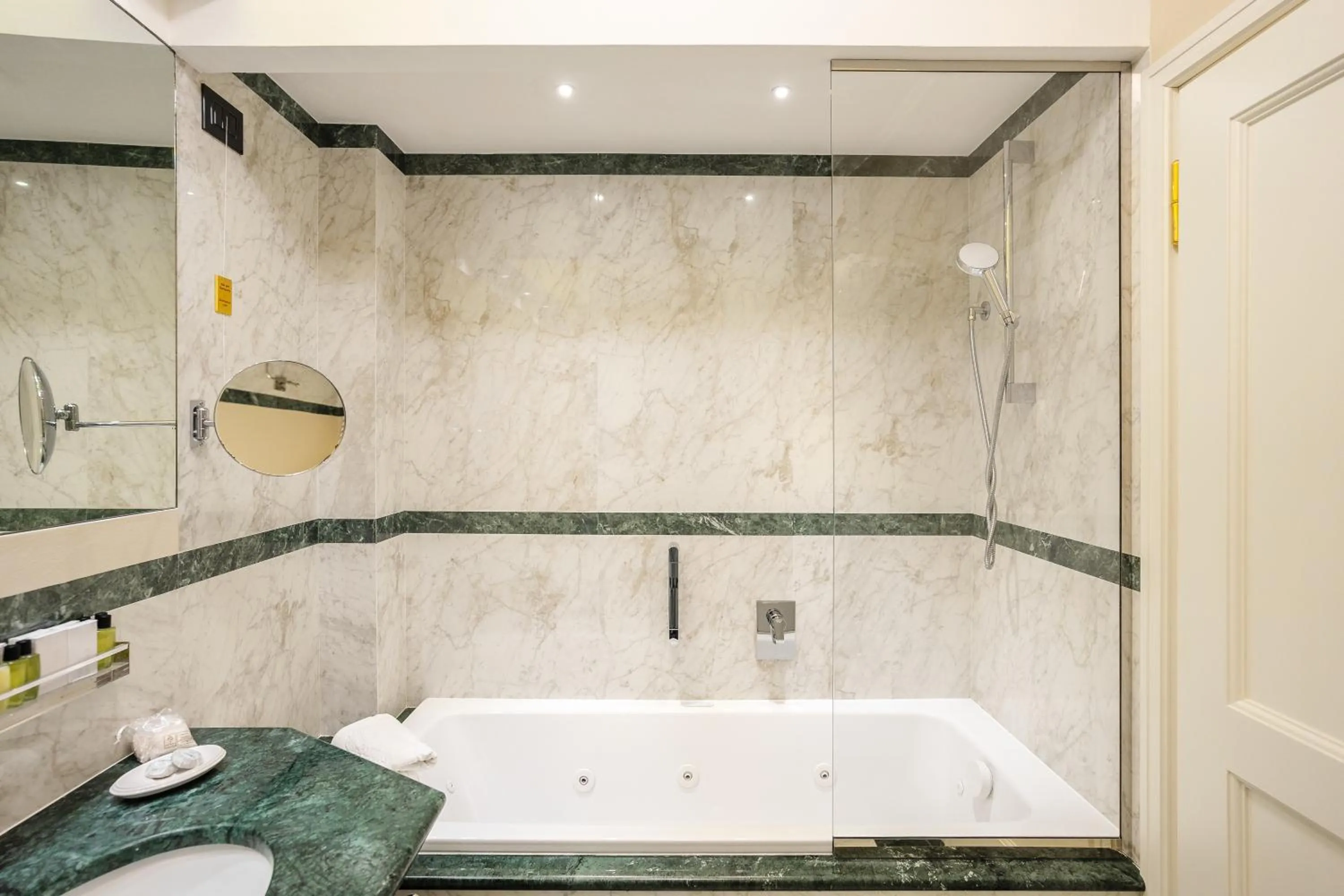 Hot Tub in Art Hotel Commercianti