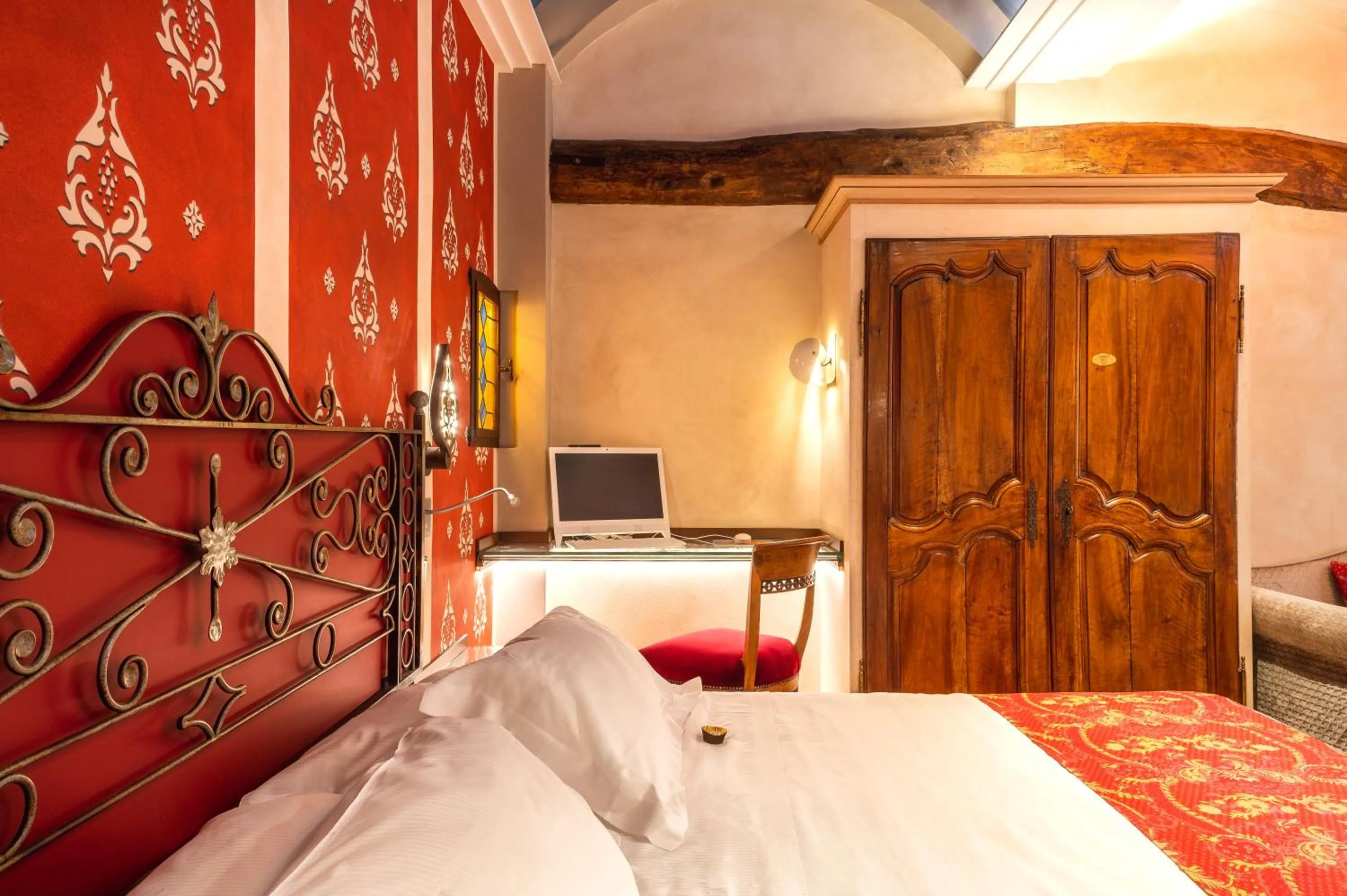 Decorative detail, Bed in Art Hotel Commercianti