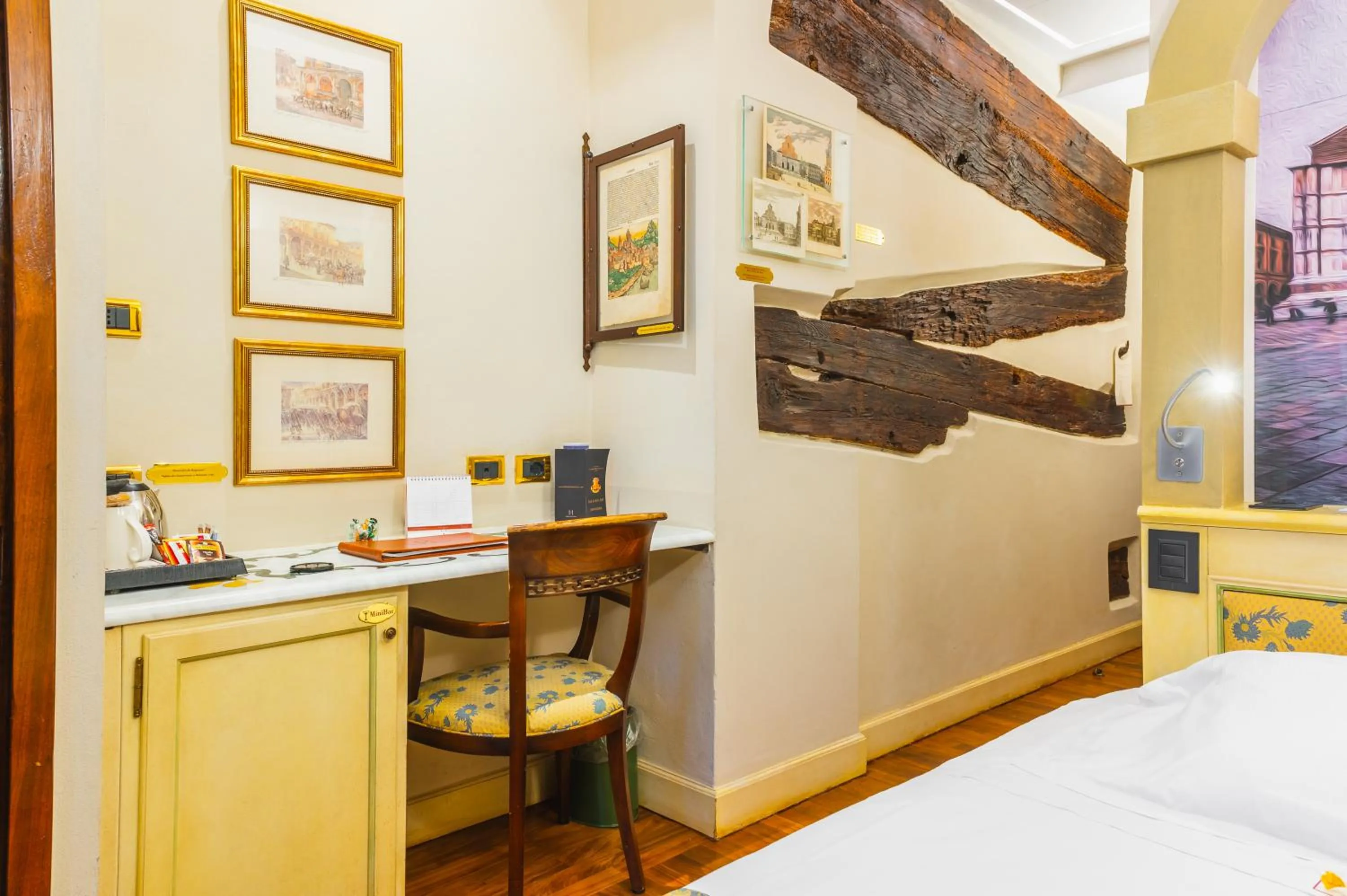 Decorative detail, Bed in Art Hotel Commercianti