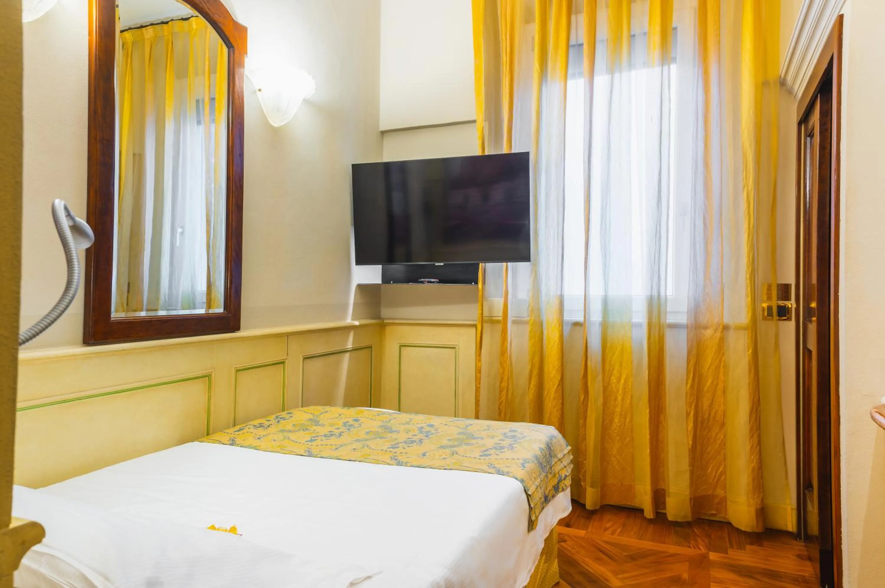 Photo of the whole room, Bed in Art Hotel Commercianti