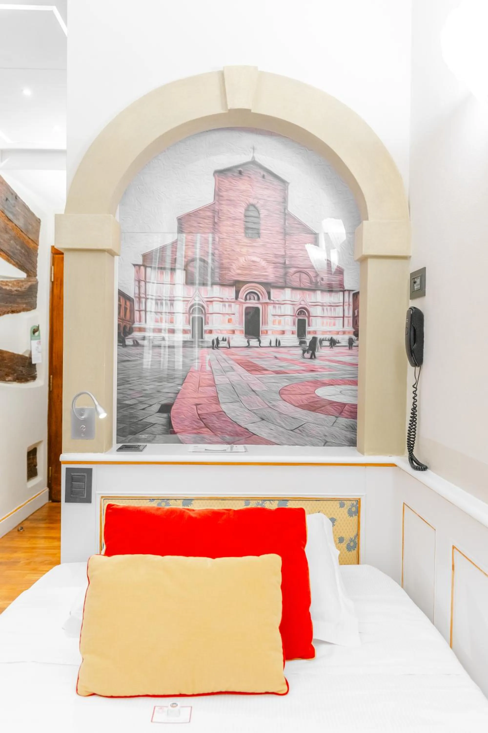 Decorative detail, Bed in Art Hotel Commercianti