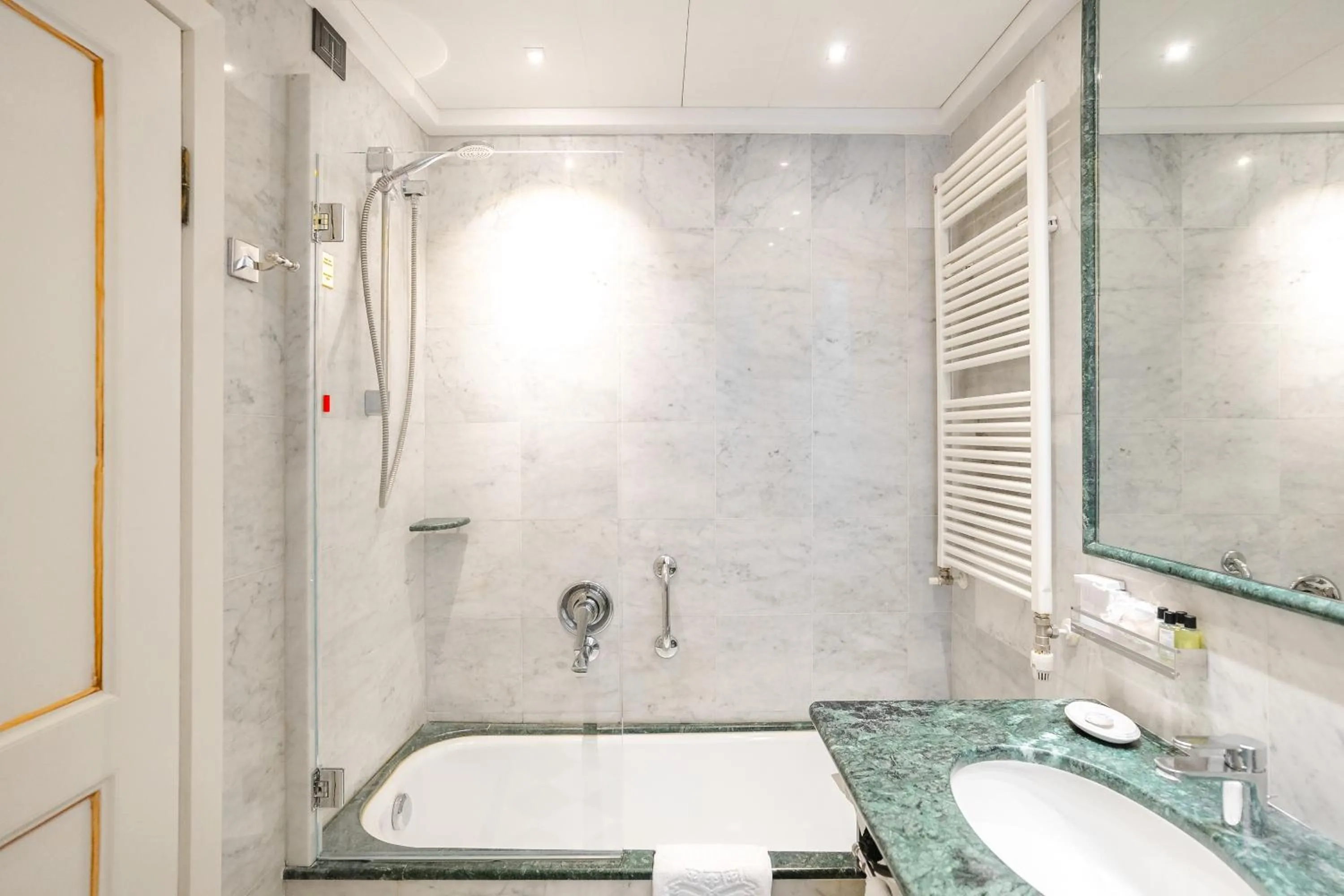 Bathroom in Art Hotel Commercianti