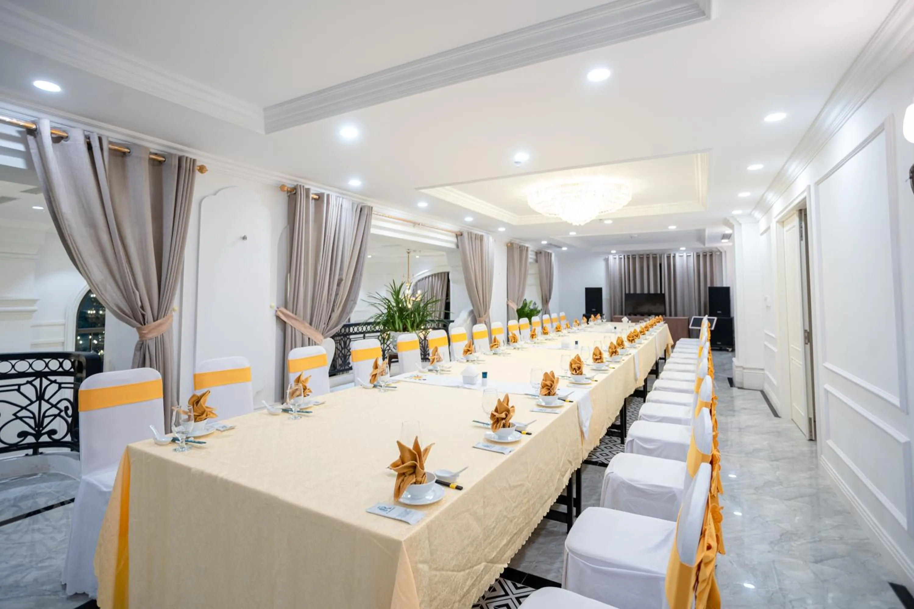 Restaurant/places to eat in Rex Quang Binh Hotel