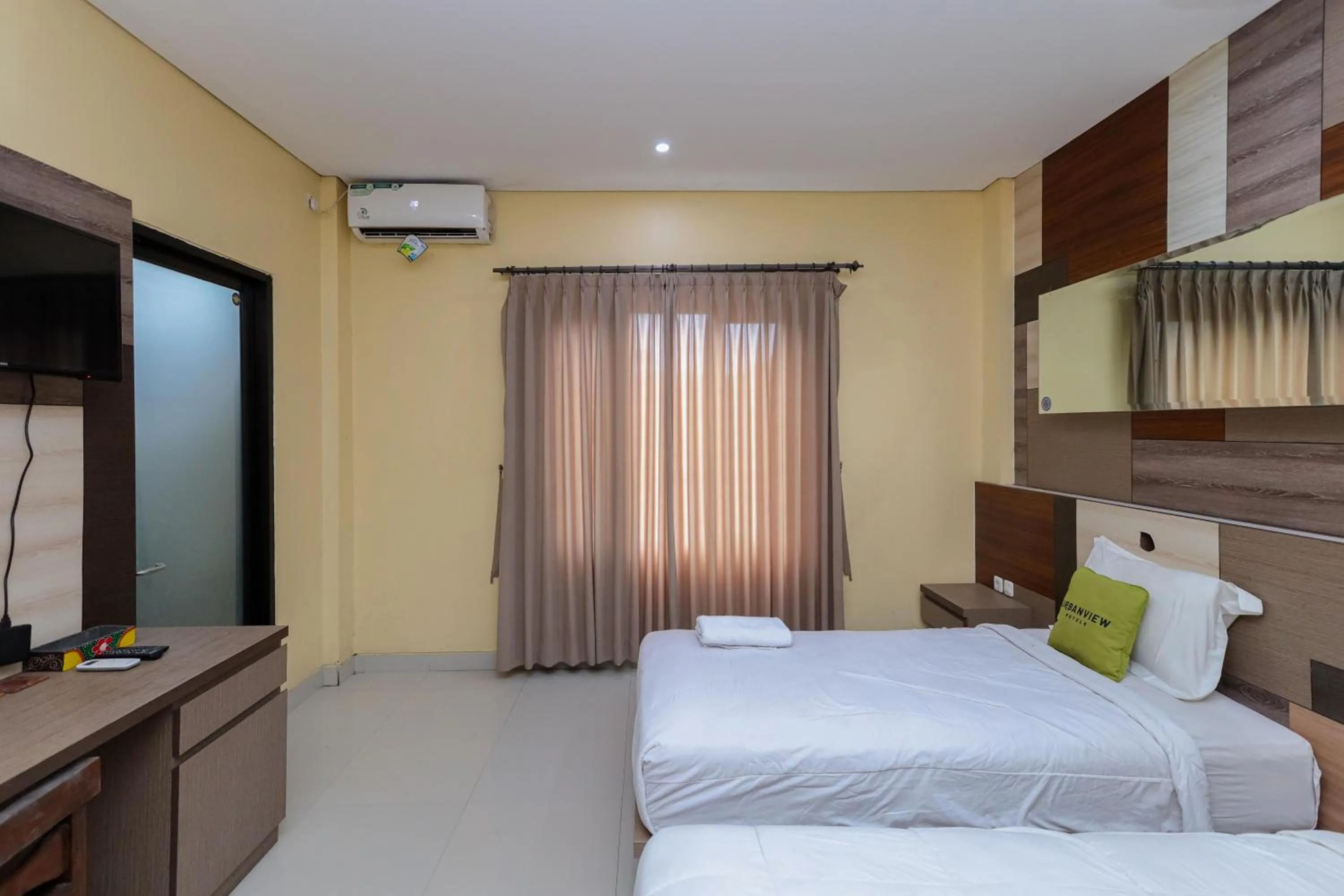Bedroom, Bed in Urbanview Hotel WG Jimbaran Bali