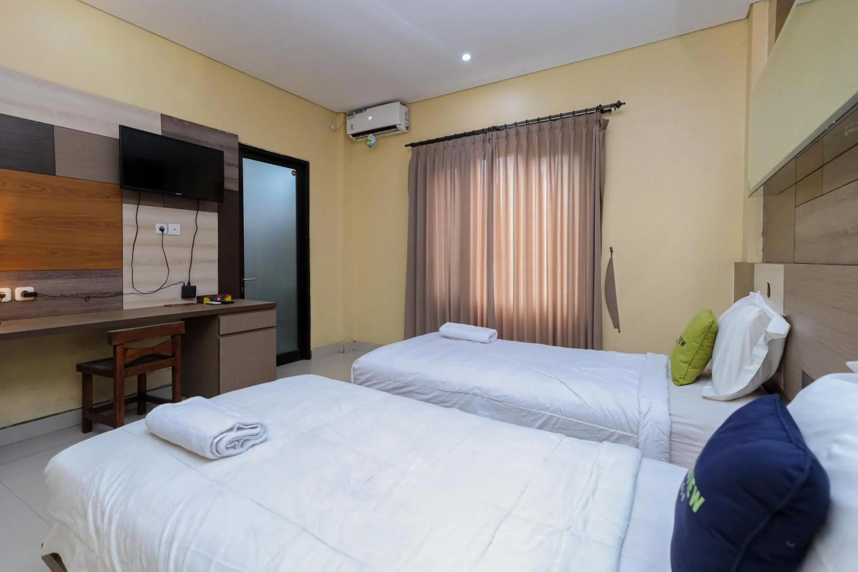 Bedroom, Bed in Urbanview Hotel WG Jimbaran Bali