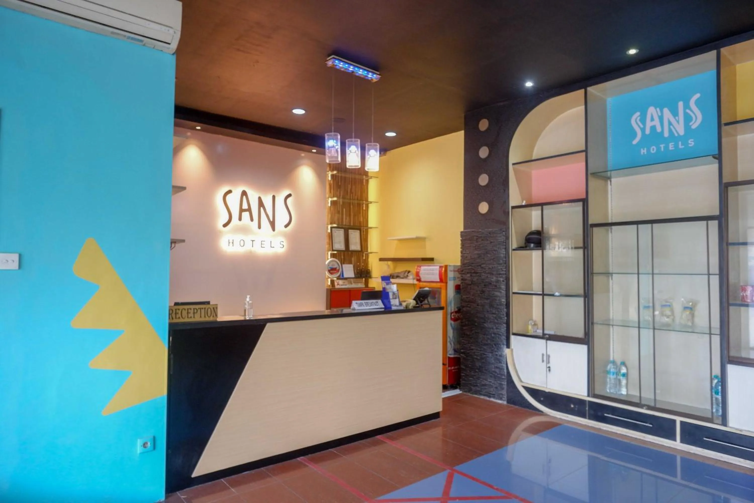 Lobby or reception in Sans Hotel International Surabaya