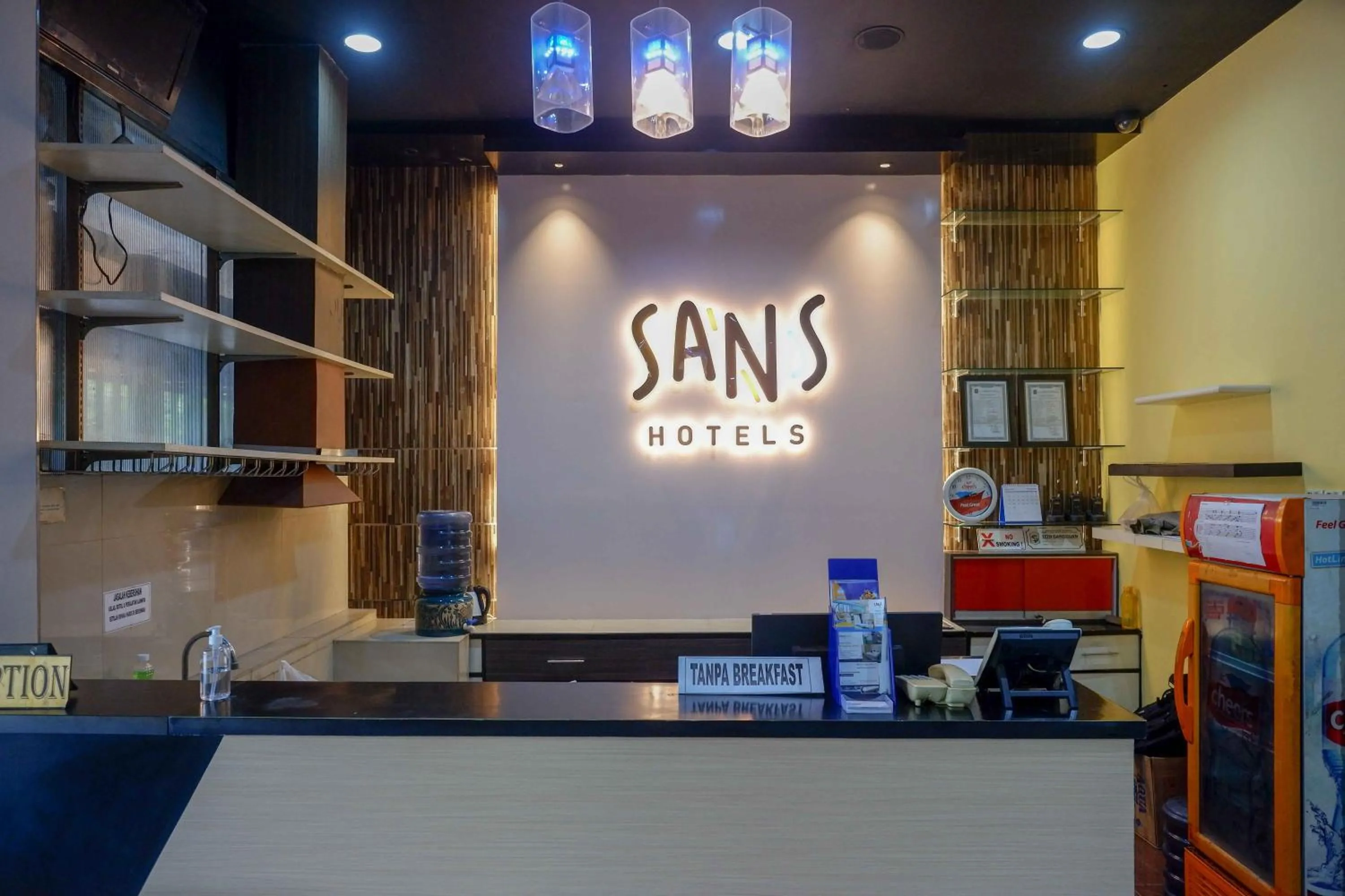 Lobby or reception in Sans Hotel International Surabaya