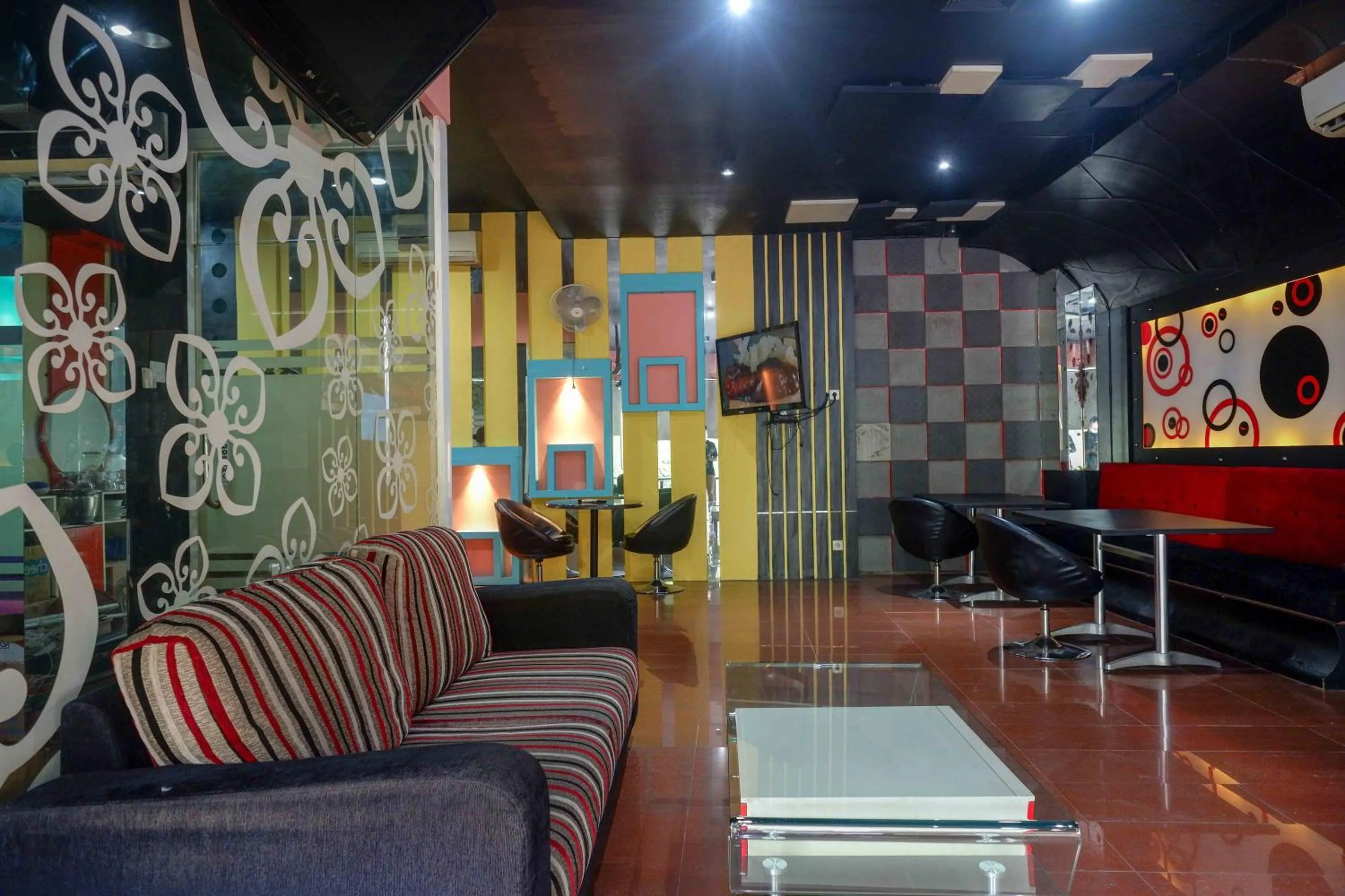 Lobby or reception in Sans Hotel International Surabaya