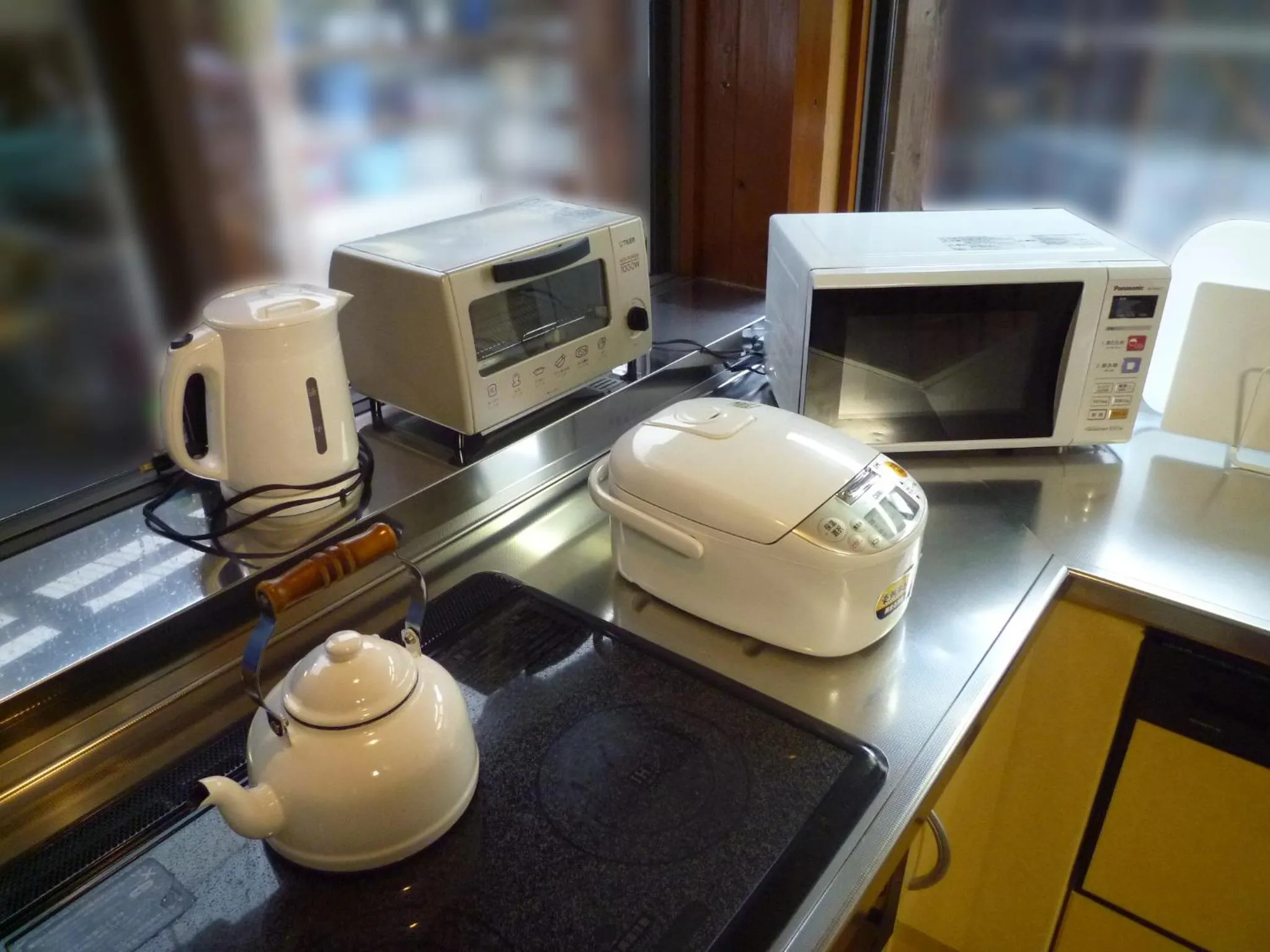 Communal kitchen in ゲストハウス あずも GuestHouse AZMO