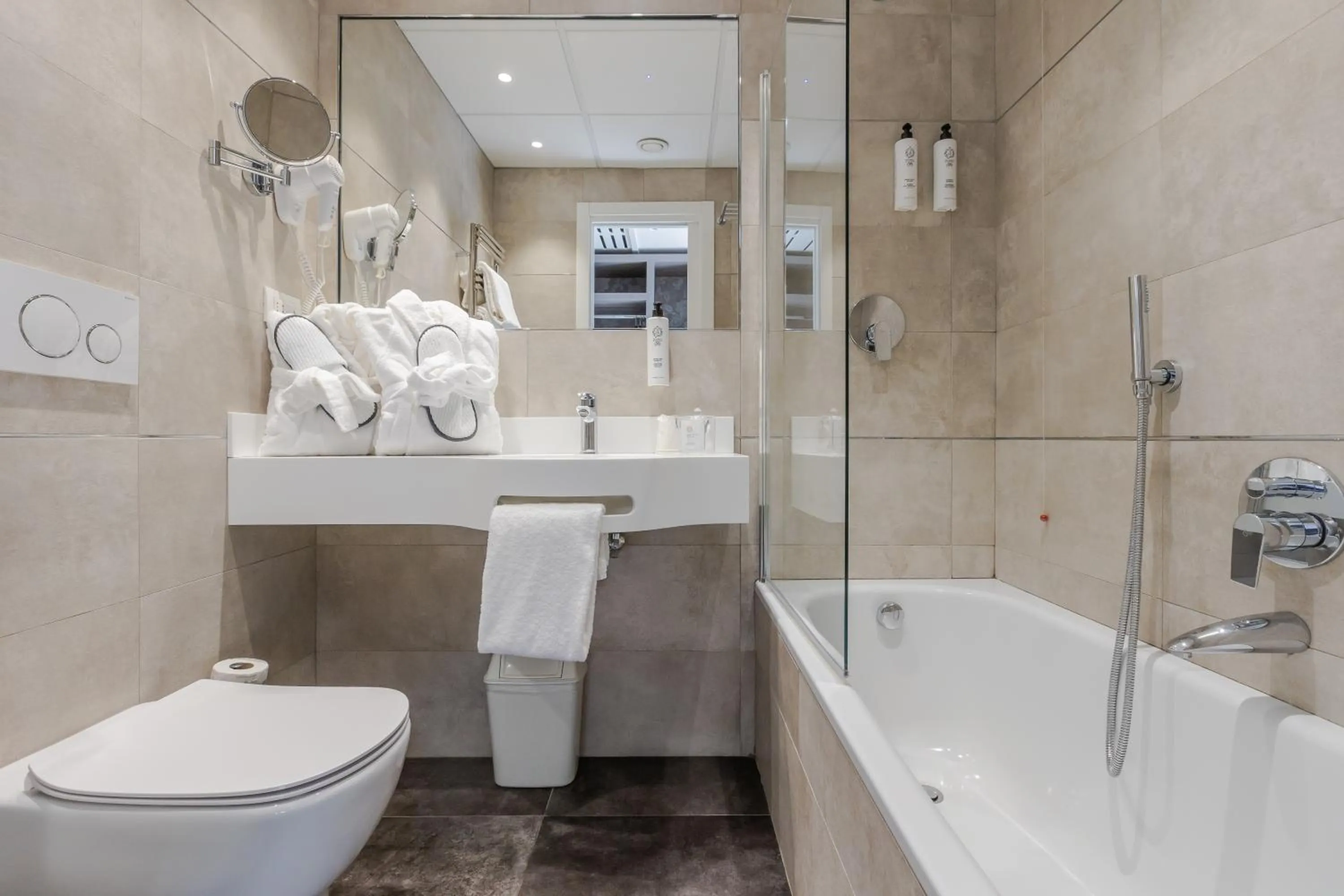 Shower in FH55 Grand Hotel Mediterraneo